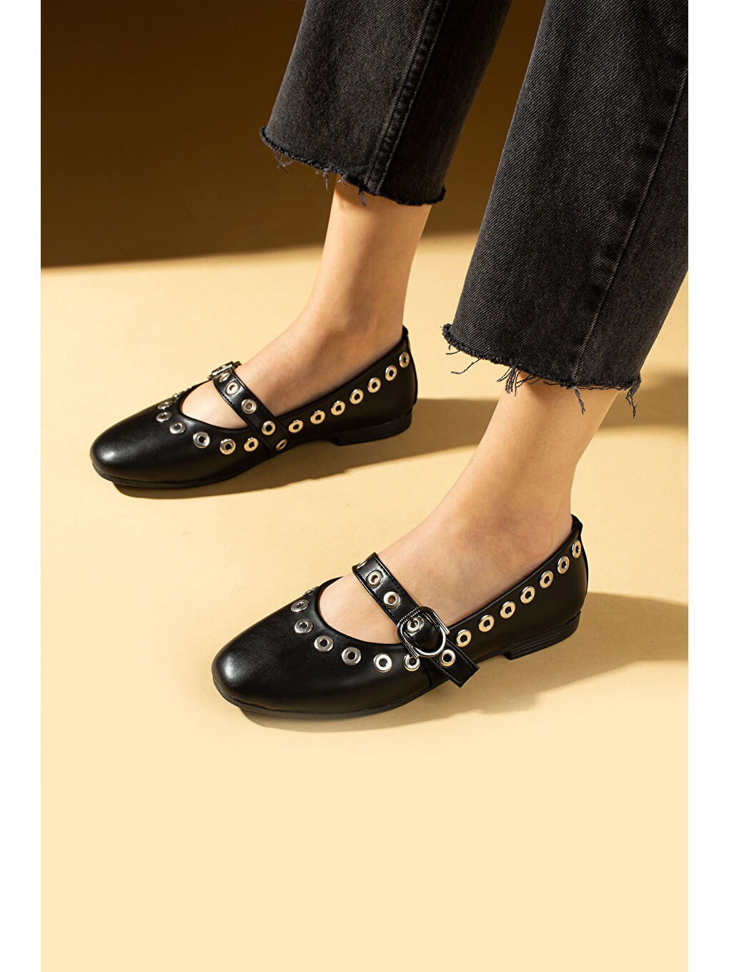 Siyah Zımba Detaylı Tokalı Rahat Taban Kadın Babet 57-43-25-1