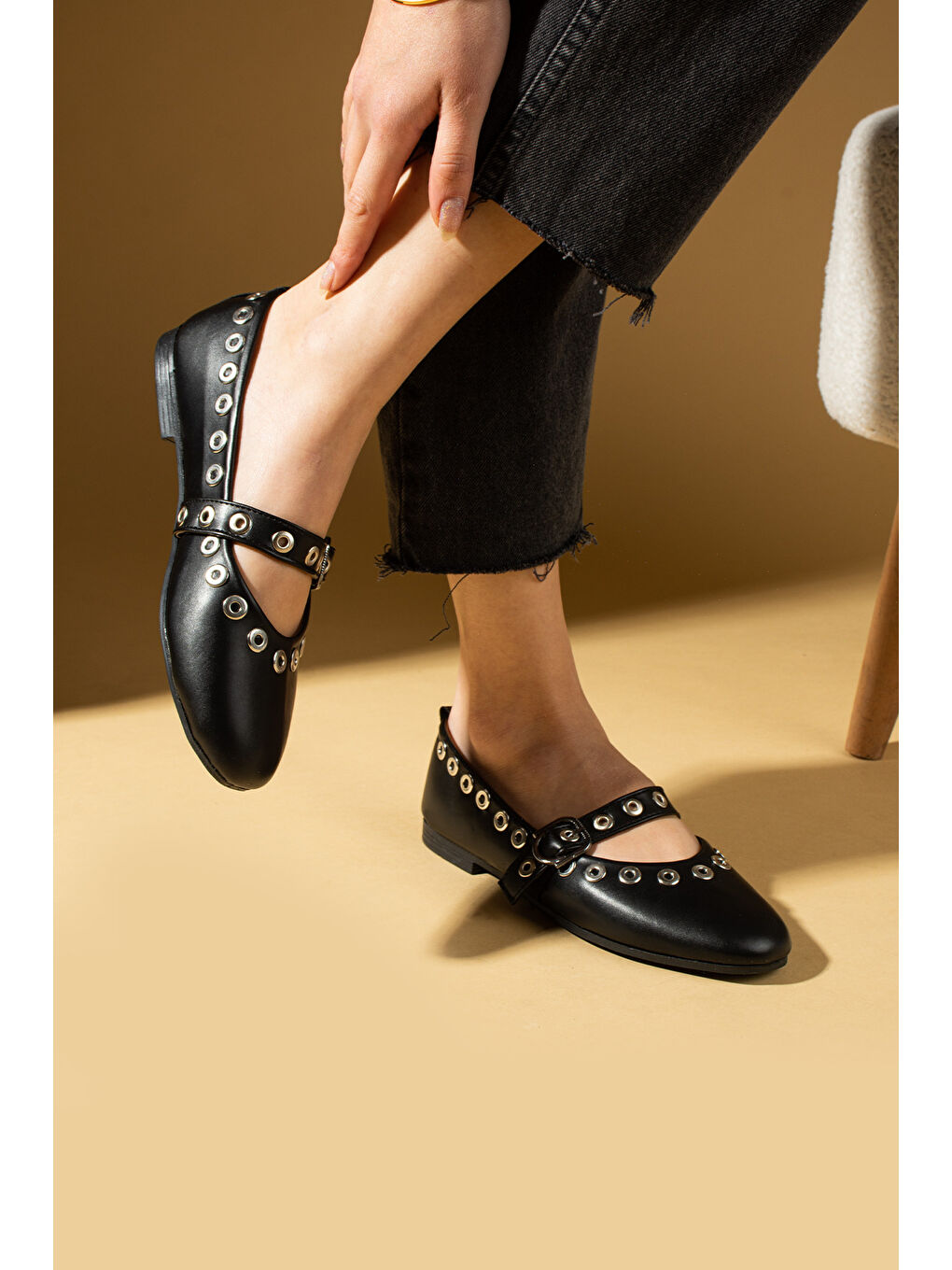 Siyah Zımba Detaylı Tokalı Rahat Taban Kadın Babet 57-43-25-2