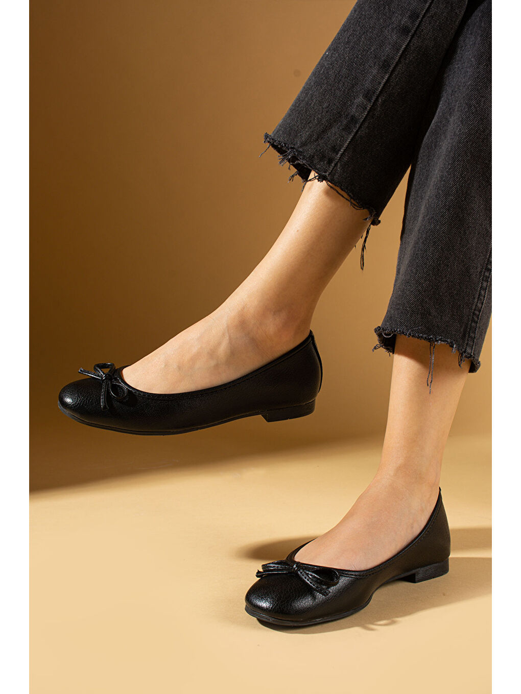 Siyah Rahat Taban Fiyonklu Kadın Babet 020-756-24Cilt-1