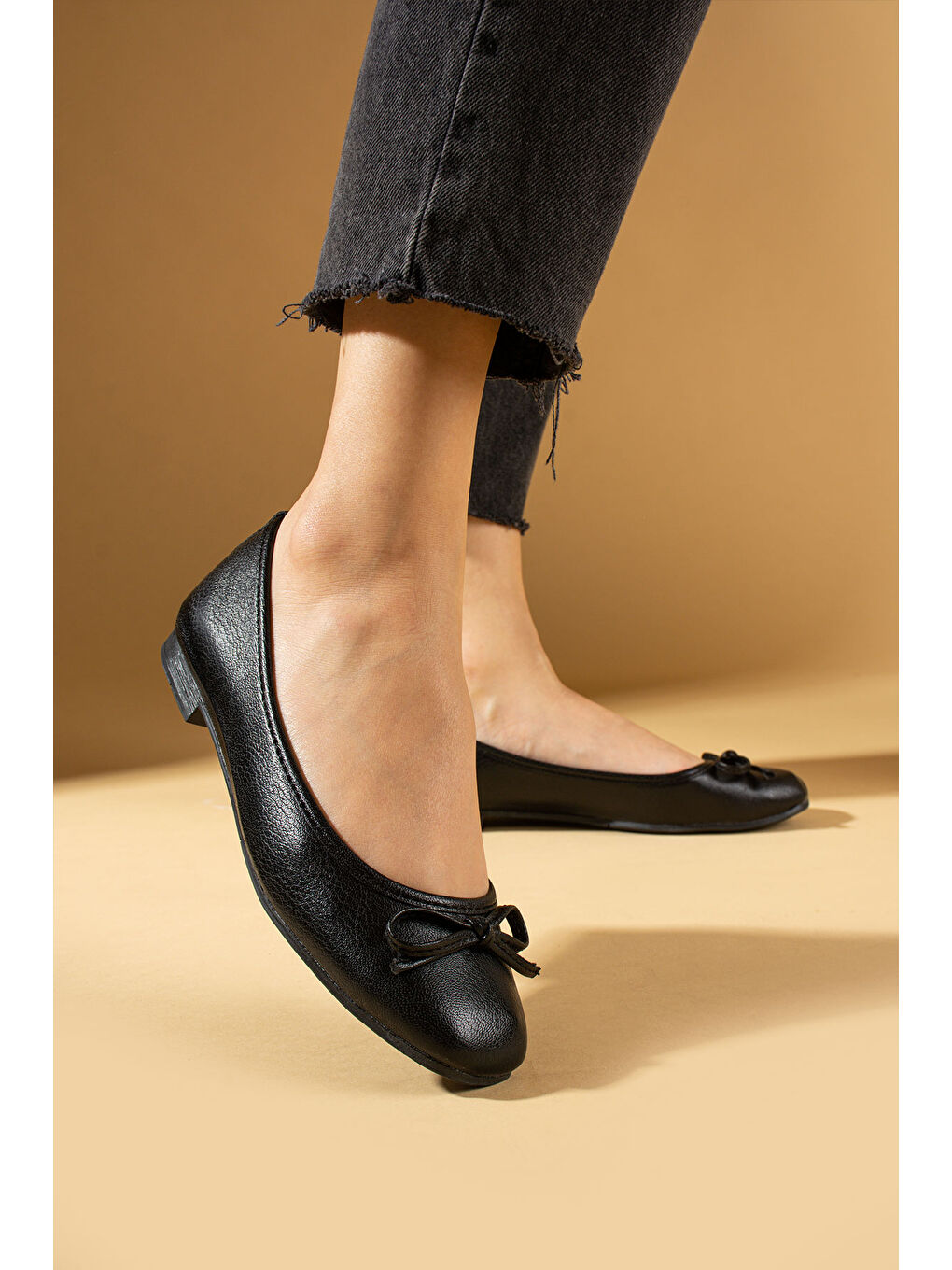 Siyah Rahat Taban Fiyonklu Kadın Babet 020-756-24Cilt-2