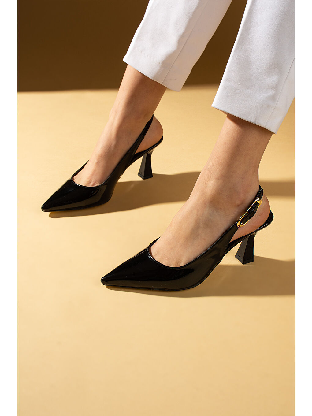 Siyah Sivri Burun Yandan Tokalı Arkası Açık Kadeh Topuklu Kadın Ayakkabı 009-2525-25Rugan-2