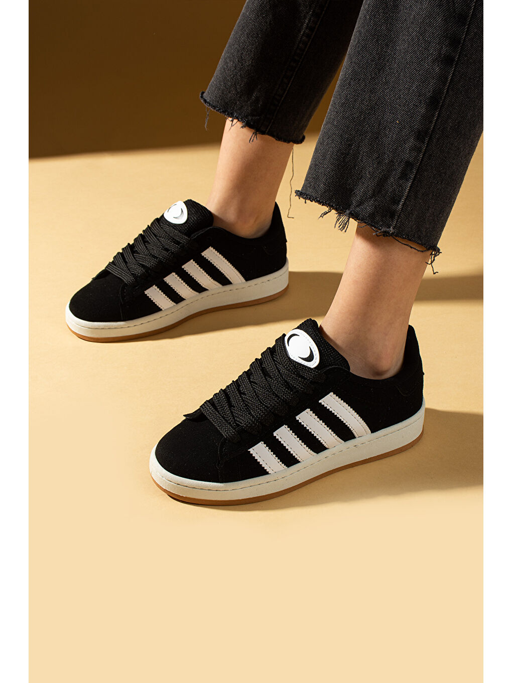 Siyah Kalın Bağcıklı Şerit Detaylı Rahat Taban Kadın Sneakers 001-3458-25Beyaz