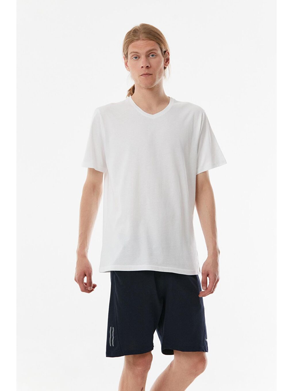 Beyaz Basic V Yaka Tişört