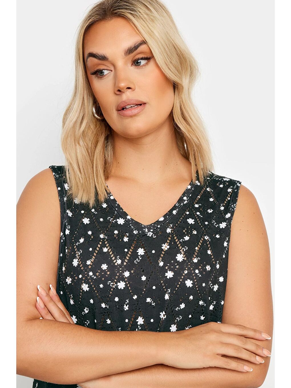Stil Diva Siyah Büyük Beden V Yaka Dantel Detaylı Astarsız Sıfır Kollu Bluz - 2
