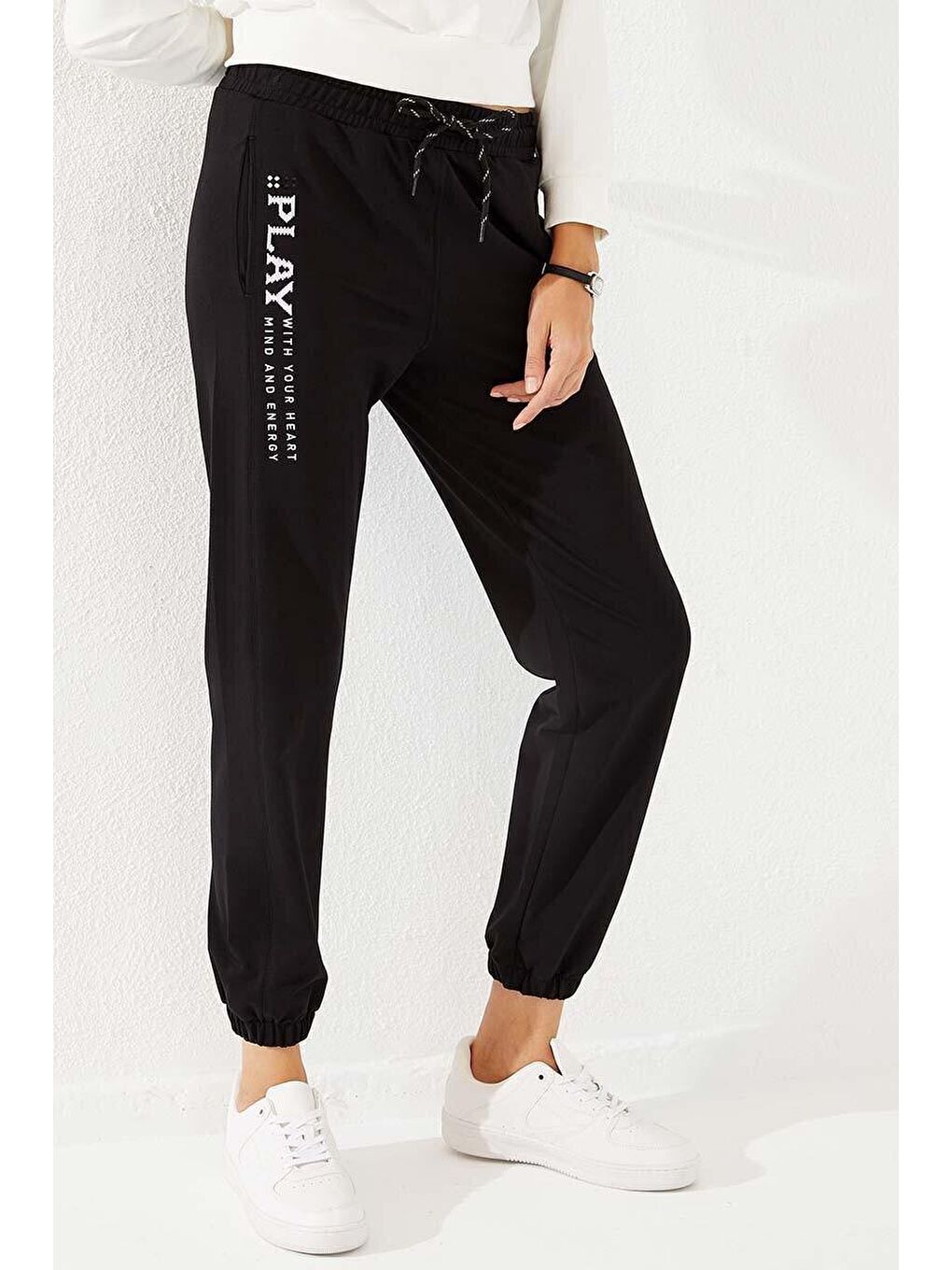 Siyah Yüksek Bel Nakışlı Rahat Form Lastik Paça Kadın Eşofman Altı - 94573-1