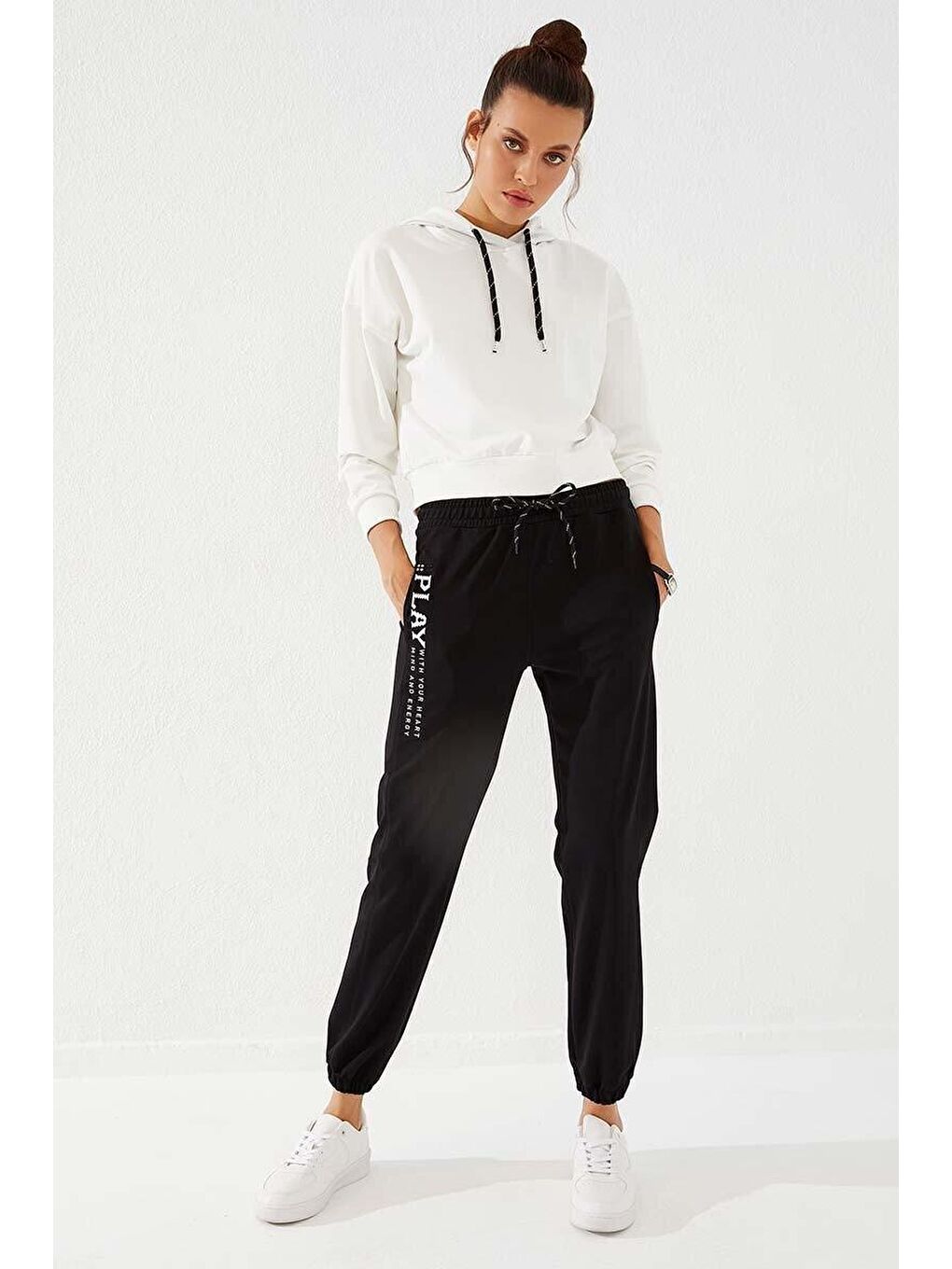 Siyah Yüksek Bel Nakışlı Rahat Form Lastik Paça Kadın Eşofman Altı - 94573-4