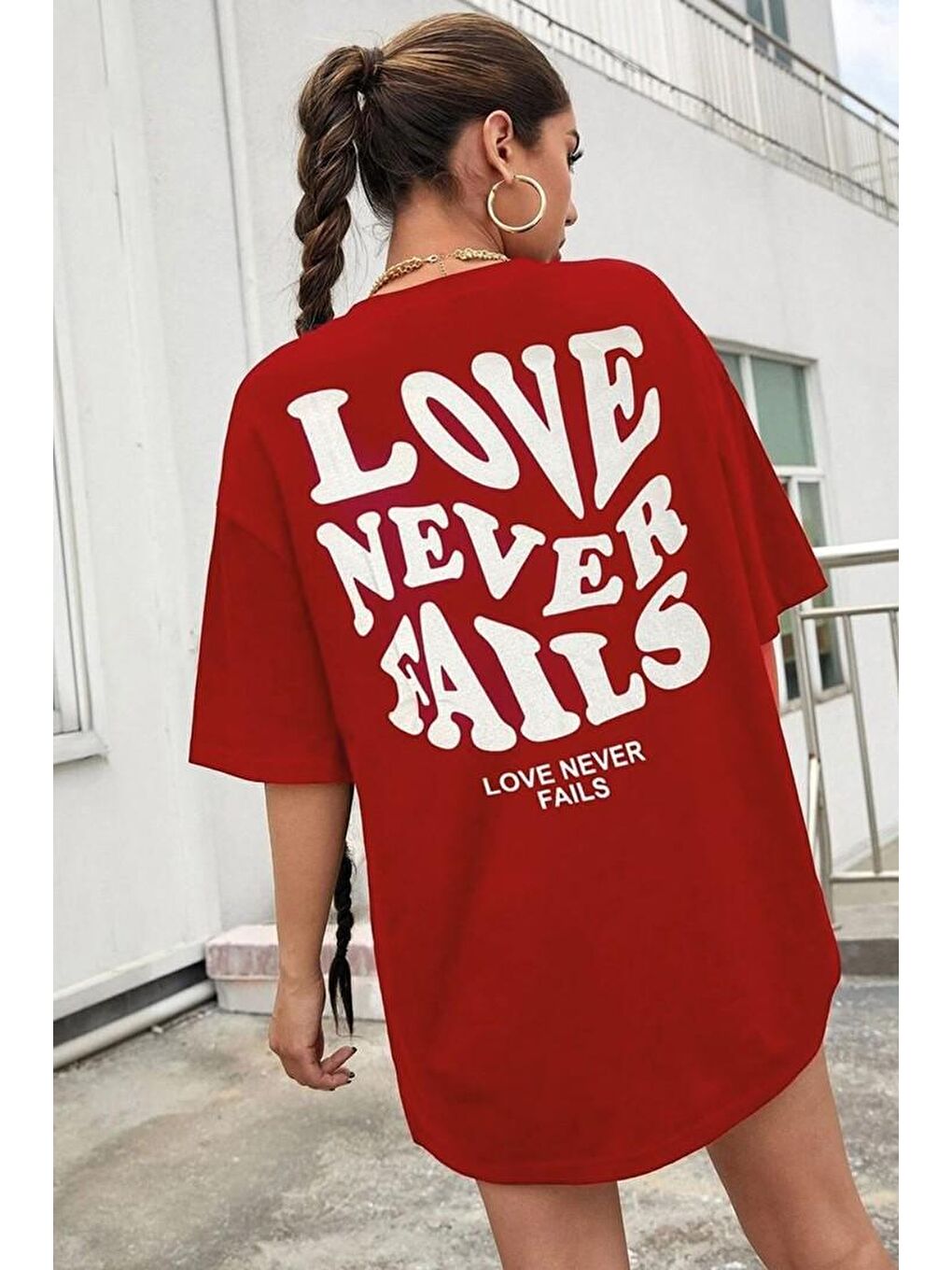 uyguntarz Kırmızı Unisex Love Never Fails Baskılı T-shirt - 1