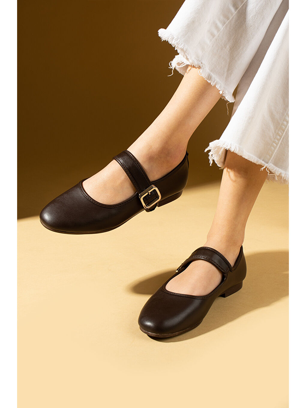 Kahverengi Bantlı Toka Detaylı Rahat Taban Kadın Babet 57-44-25-1