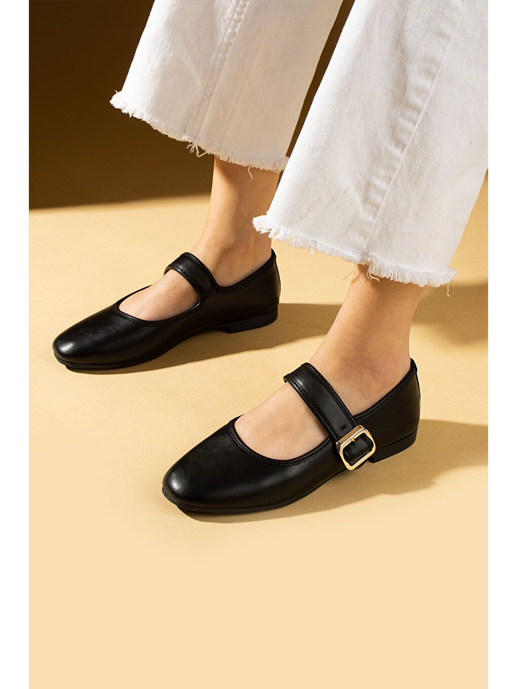 Siyah Bantlı Toka Detaylı Rahat Taban Kadın Babet 57-44-25