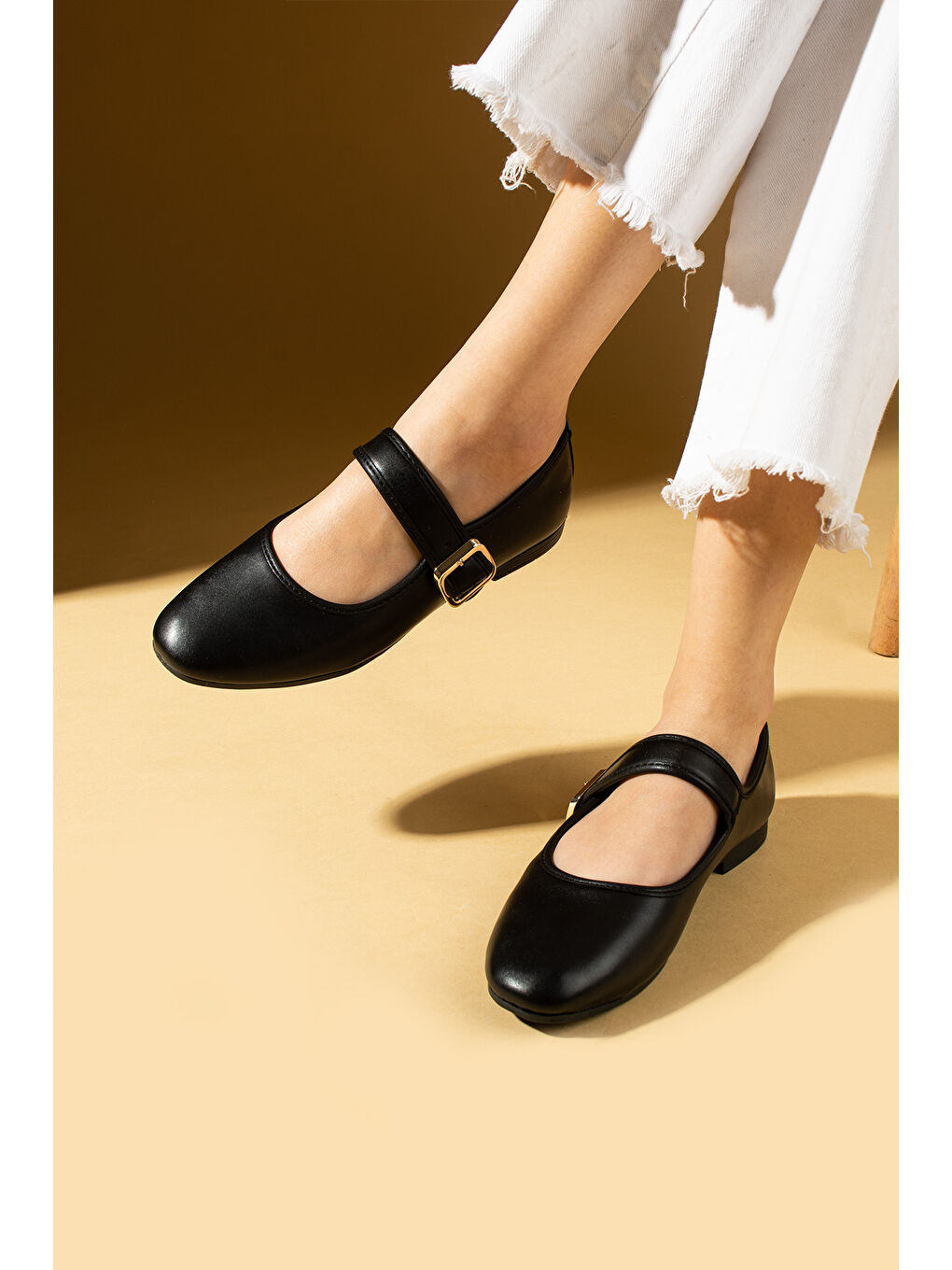 Siyah Bantlı Toka Detaylı Rahat Taban Kadın Babet 57-44-25-1