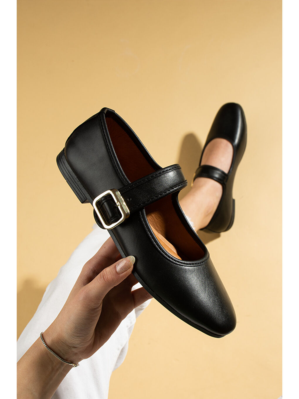 Siyah Bantlı Toka Detaylı Rahat Taban Kadın Babet 57-44-25-2