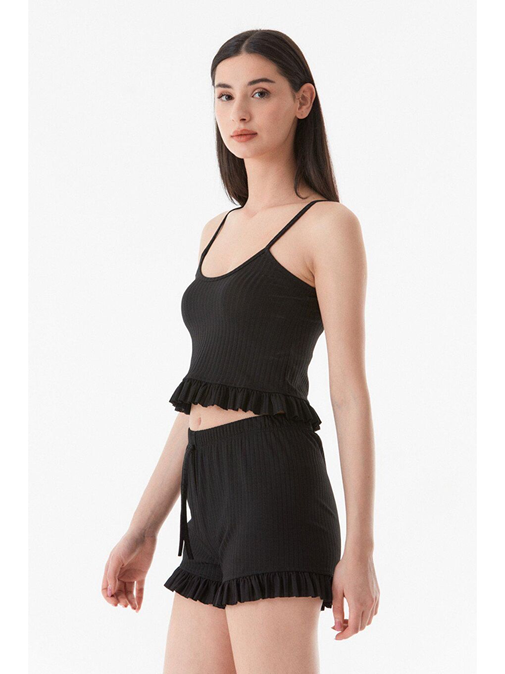 Siyah Basic Askılı Fırfırlı Şortlu Pijama Takımı-1