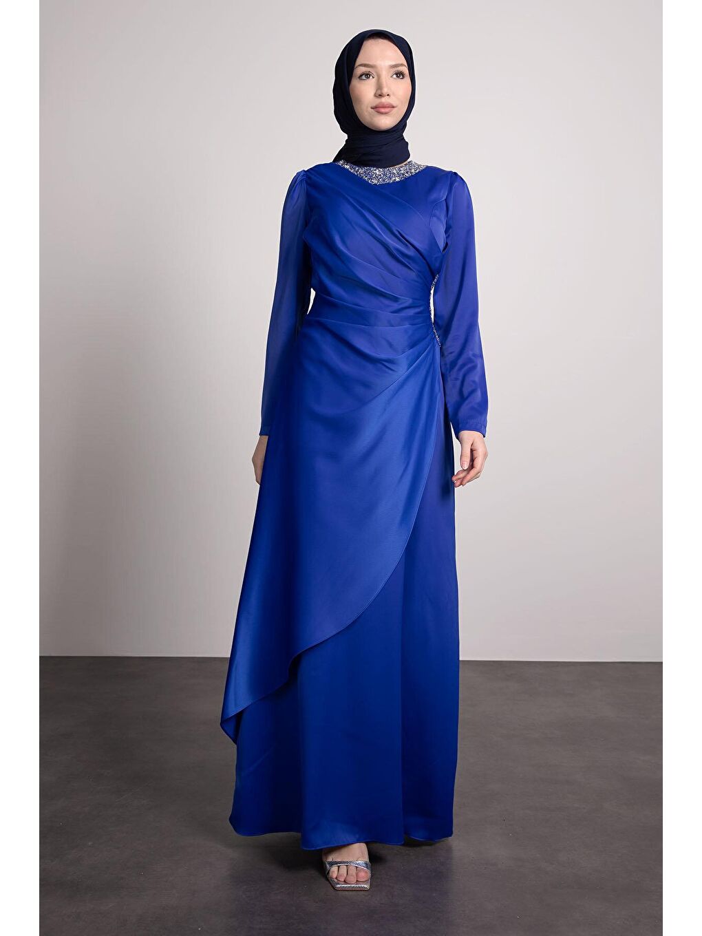 Mavi Taş Detaylı Önden Pileli Tesettür Kadın Abiye