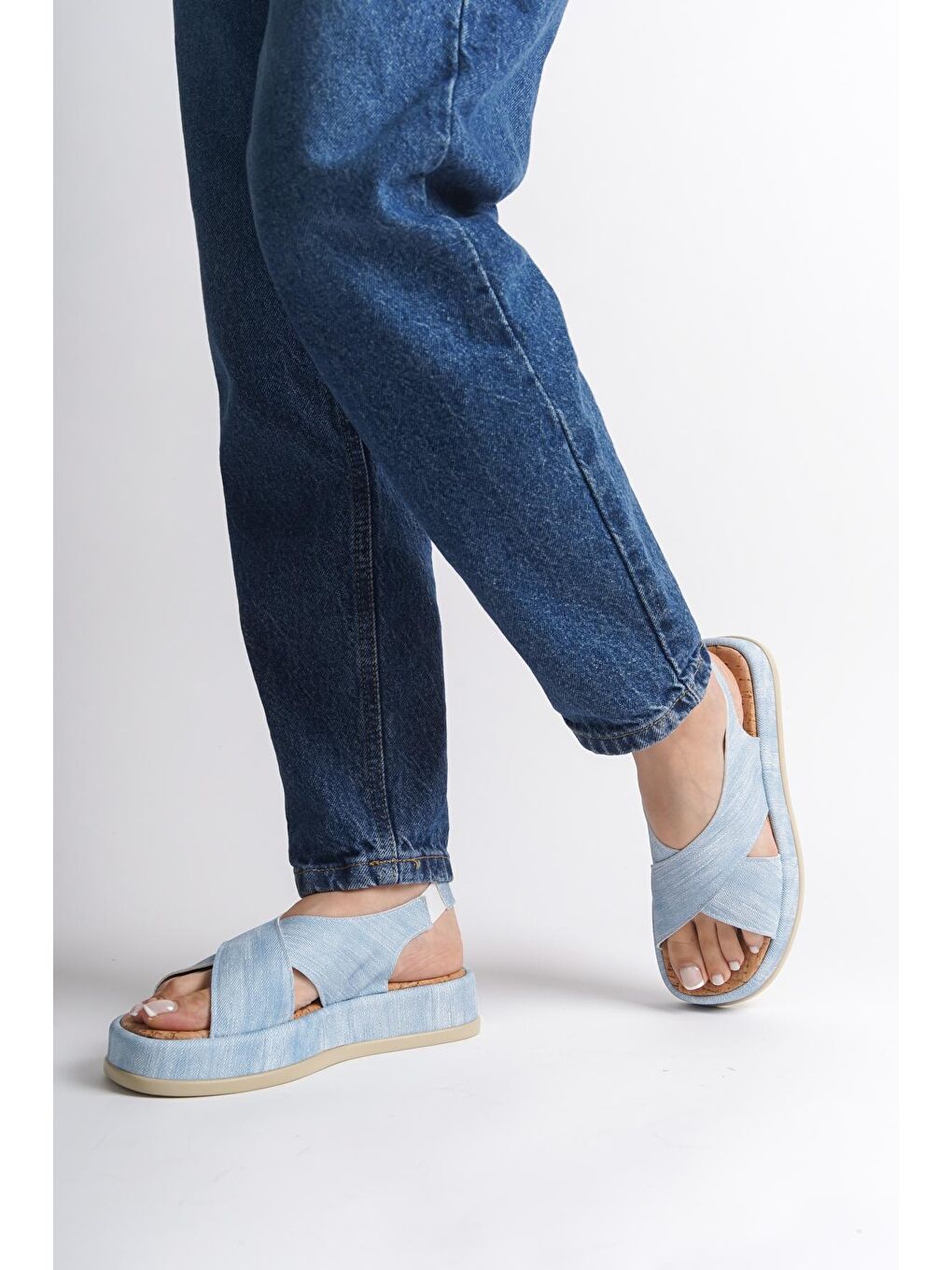 Turkuaz Dolgu Topuklu Çapraz Bantlı Kadın Sandalet-4