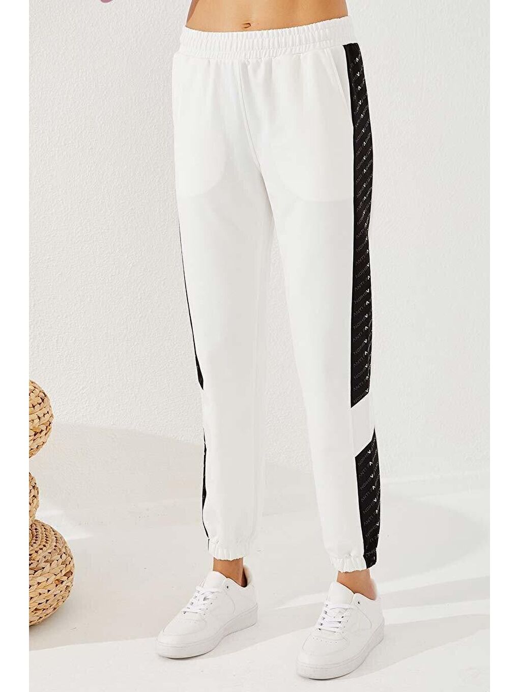 Ekru Noktalı Şerit Detaylı Jogger  Rahat Form Lastik Paça Kadın Eşofman Alt - 94579-1