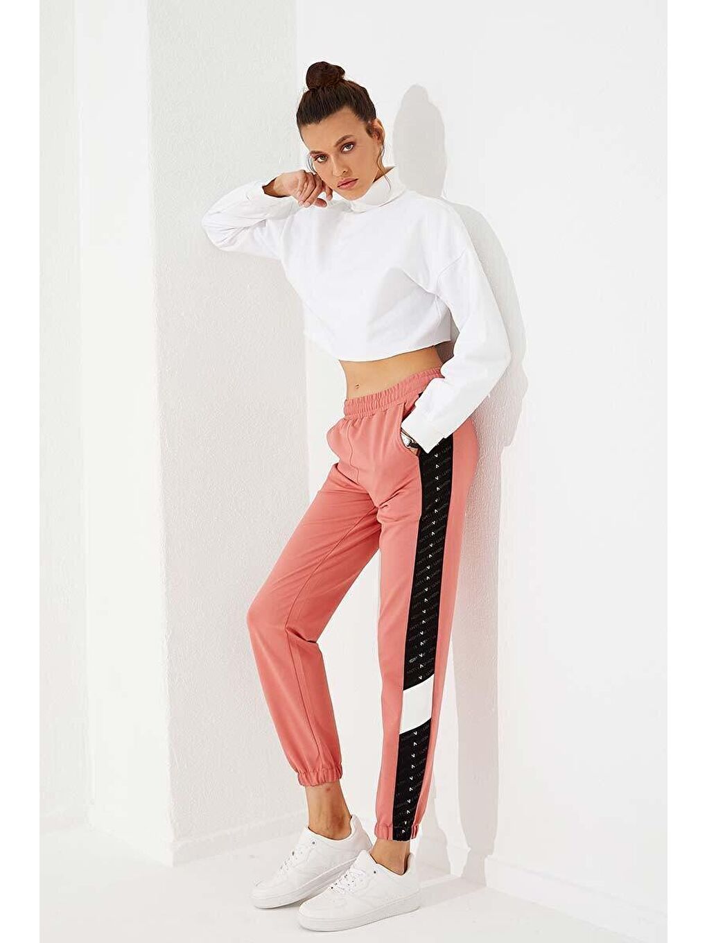 Pembe Pudra Noktalı Şerit Detaylı Jogger  Rahat Form Lastik Paça Kadın Eşofman Alt - 94579