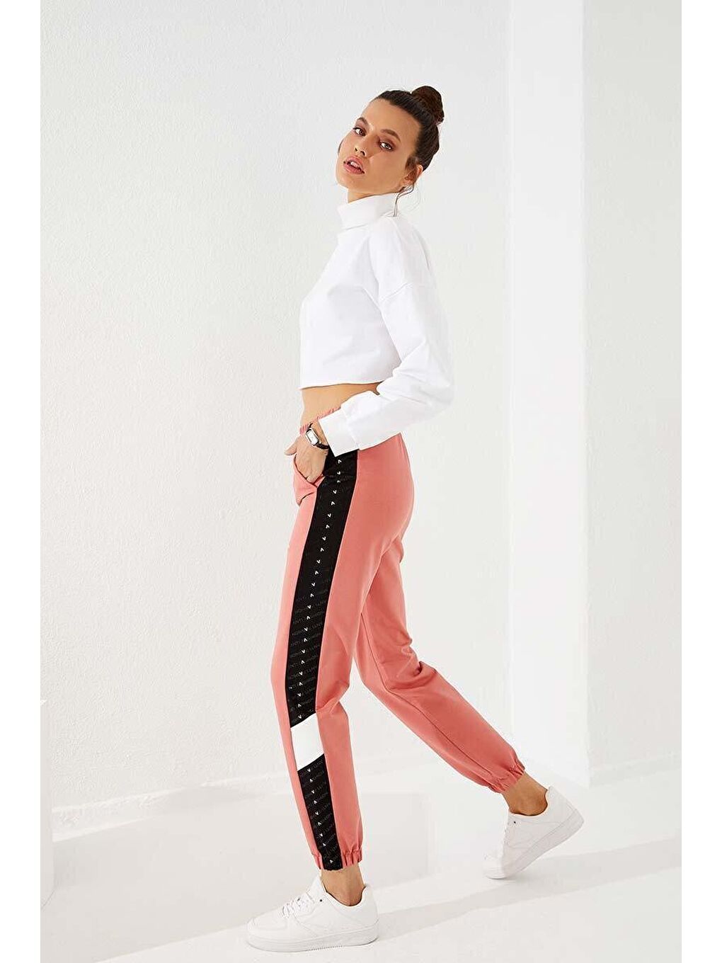 Pembe Pudra Noktalı Şerit Detaylı Jogger  Rahat Form Lastik Paça Kadın Eşofman Alt - 94579-2