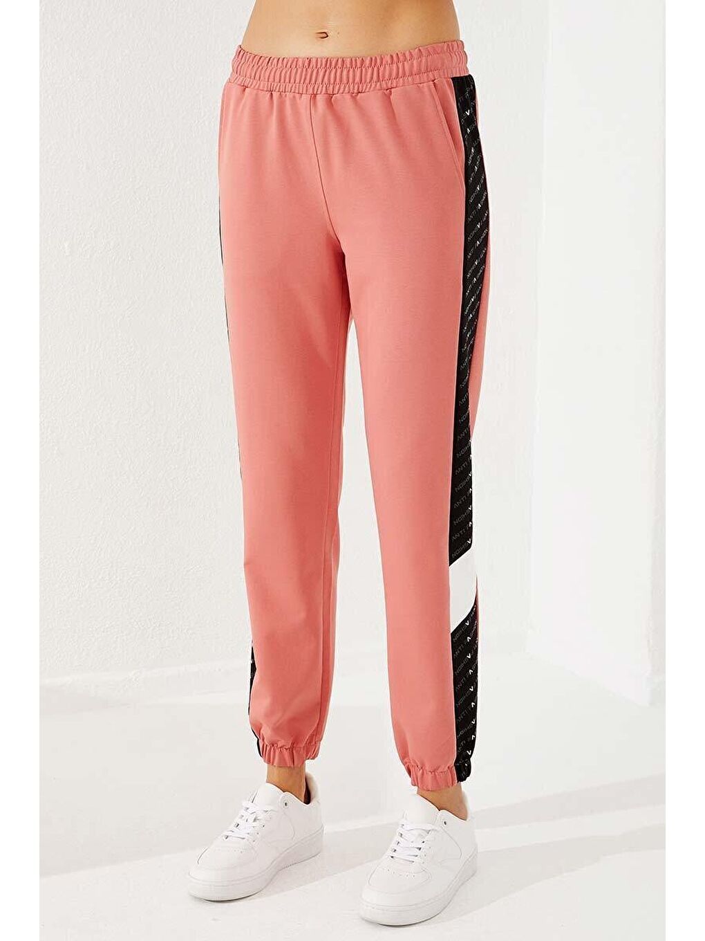 Pembe Pudra Noktalı Şerit Detaylı Jogger  Rahat Form Lastik Paça Kadın Eşofman Alt - 94579-3