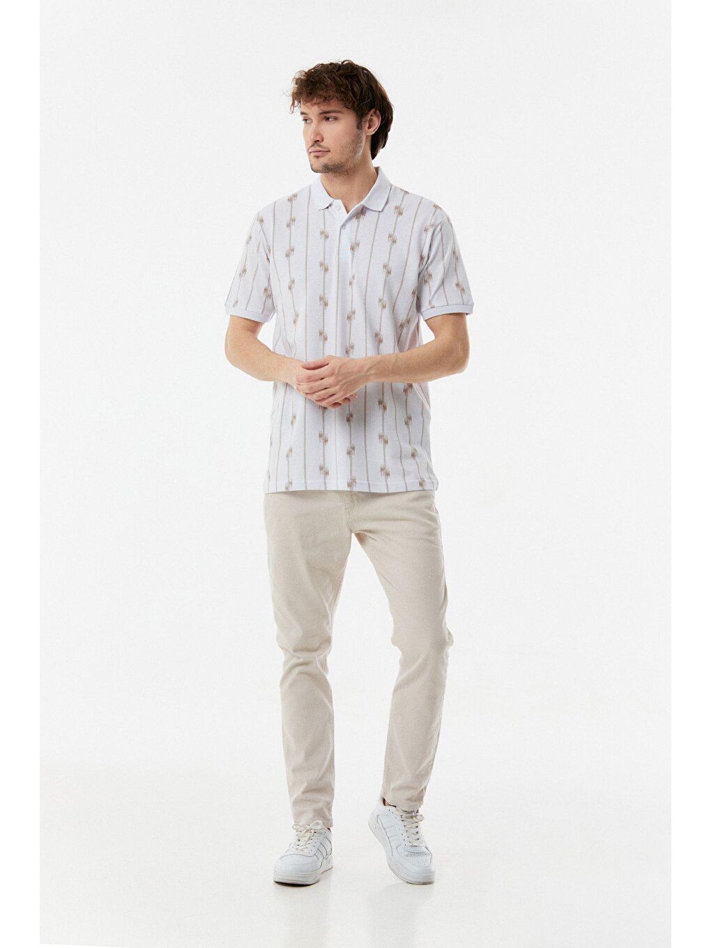 Beyaz Baskılı Polo Yaka Tişört-1