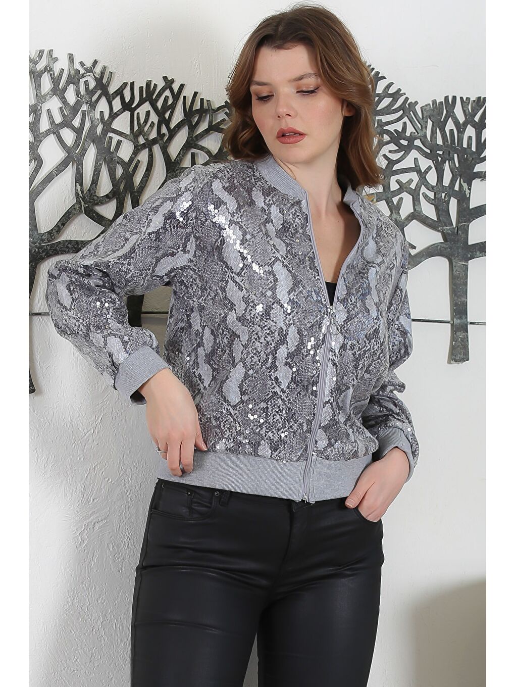 Gri Bomber Yaka Manşetli Kollu Yılan Derisi Desenli Fermuarlı Astarlı Pul Payetli Örme Ceket 59 52-2