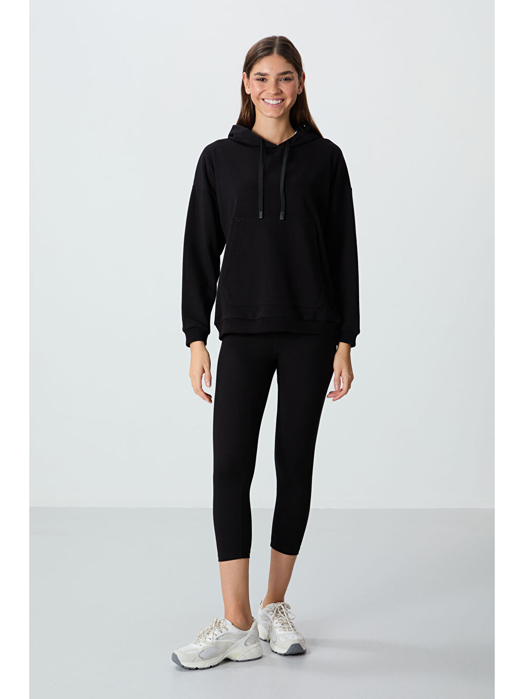 Siyah Kompakt Pamuklu Kalın Pürüzsüz Dokulu Kapüşonlu Oversize Fit Kadın Sweatshirt   97291-5