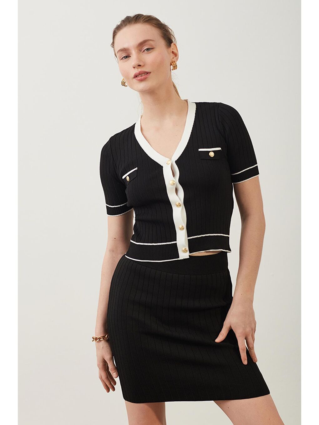 Siyah Düğme Detaylı V Yaka Bluz Etek Takımı