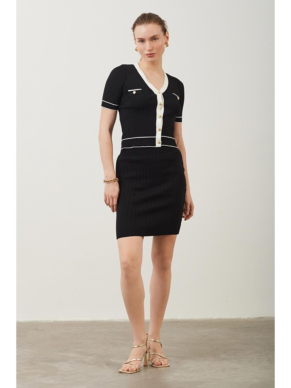 Siyah Düğme Detaylı V Yaka Bluz Etek Takımı-1