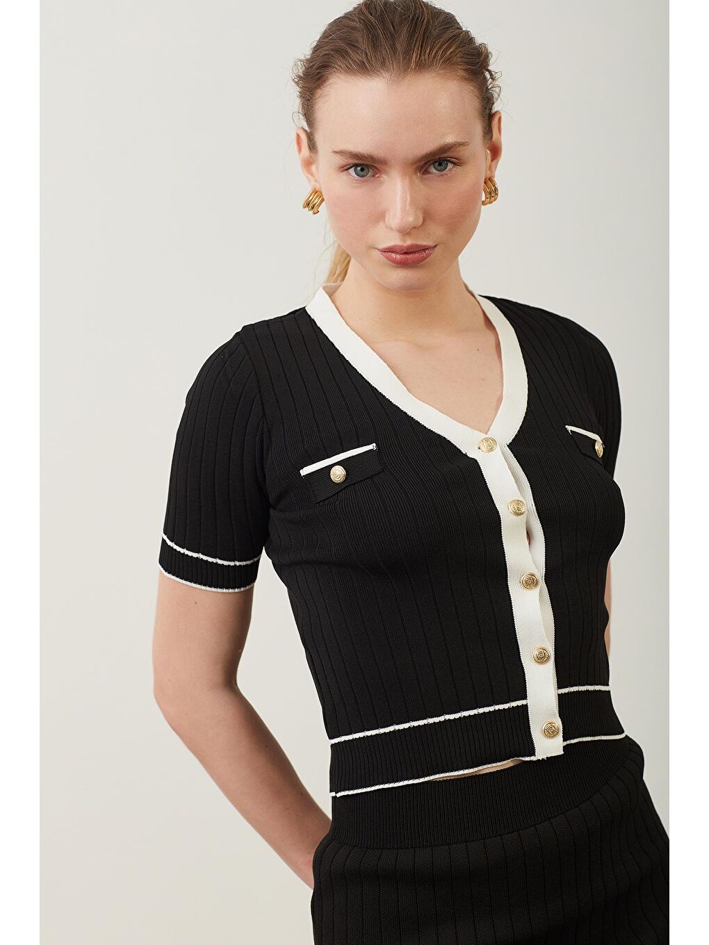 Siyah Düğme Detaylı V Yaka Bluz Etek Takımı-2