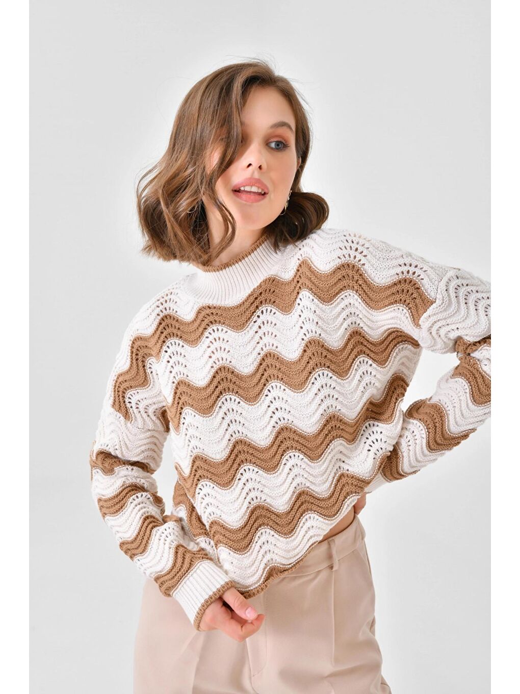 Bej Örgü Detaylı Dik Yaka Triko Kazak