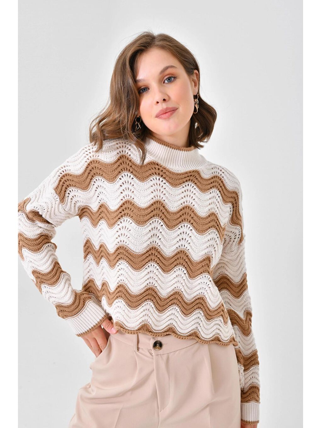Bej Örgü Detaylı Dik Yaka Triko Kazak-2