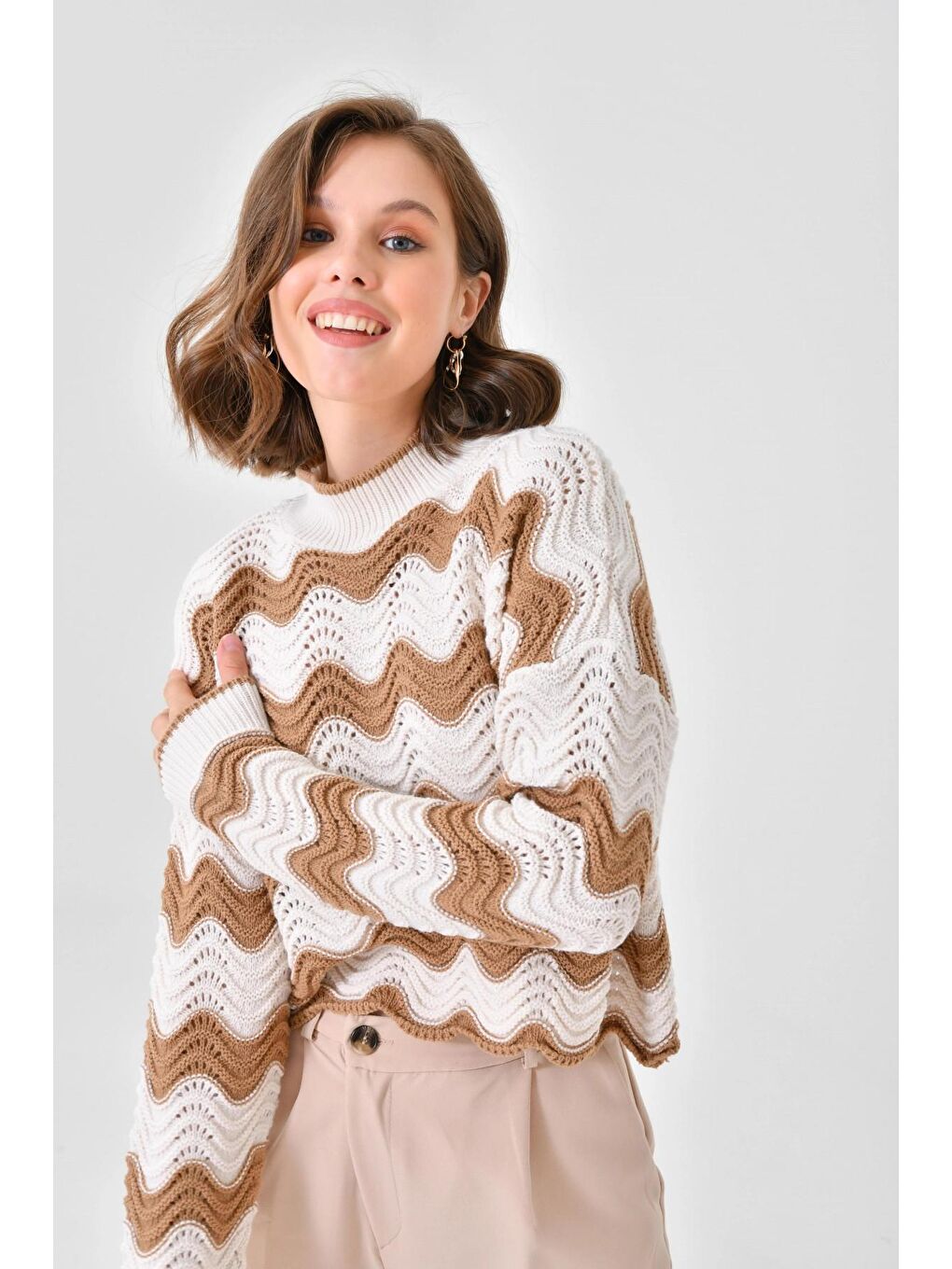 Bej Örgü Detaylı Dik Yaka Triko Kazak-3