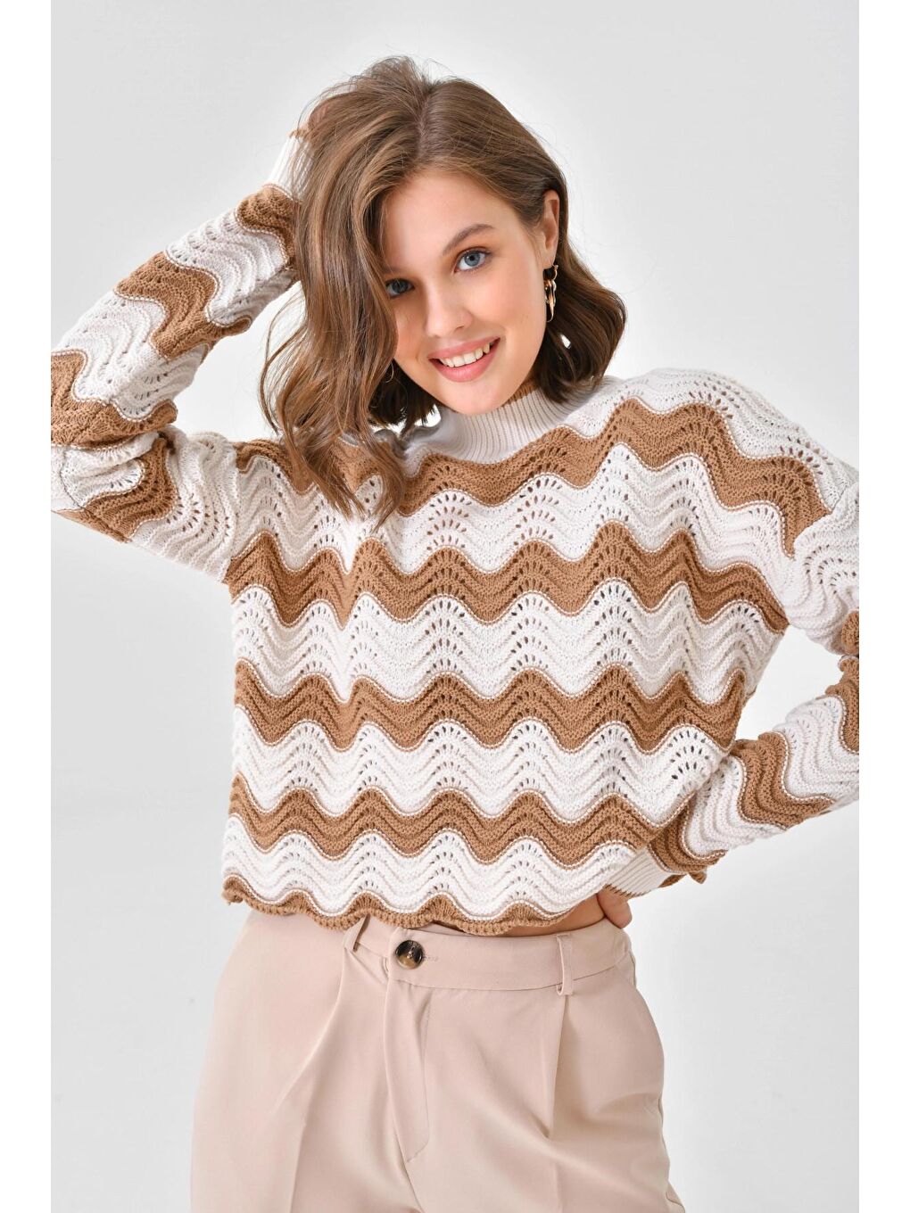 Bej Örgü Detaylı Dik Yaka Triko Kazak-4