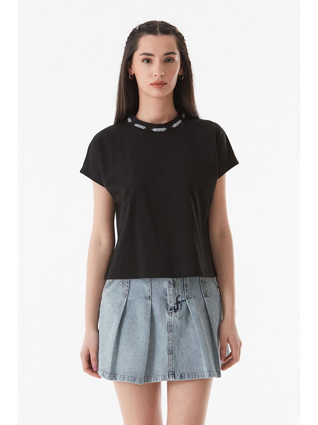 Siyah Yakası Yazı Baskılı Tişört