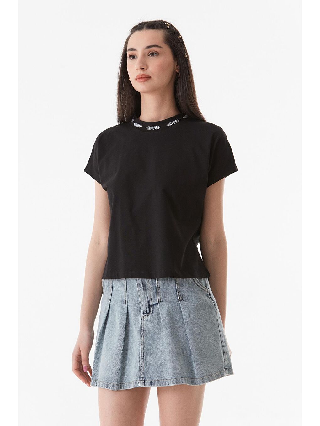 Siyah Yakası Yazı Baskılı Tişört-1