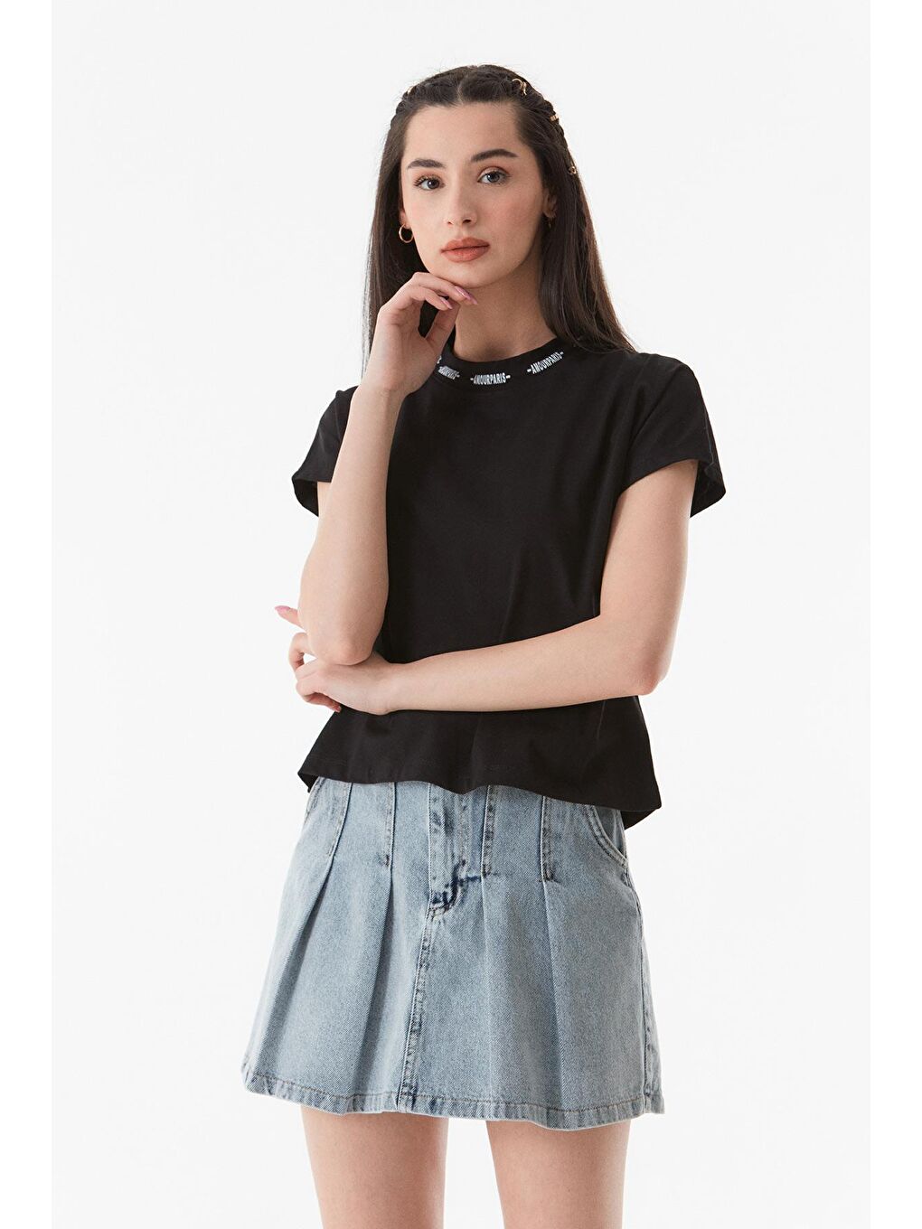 Siyah Yakası Yazı Baskılı Tişört-4