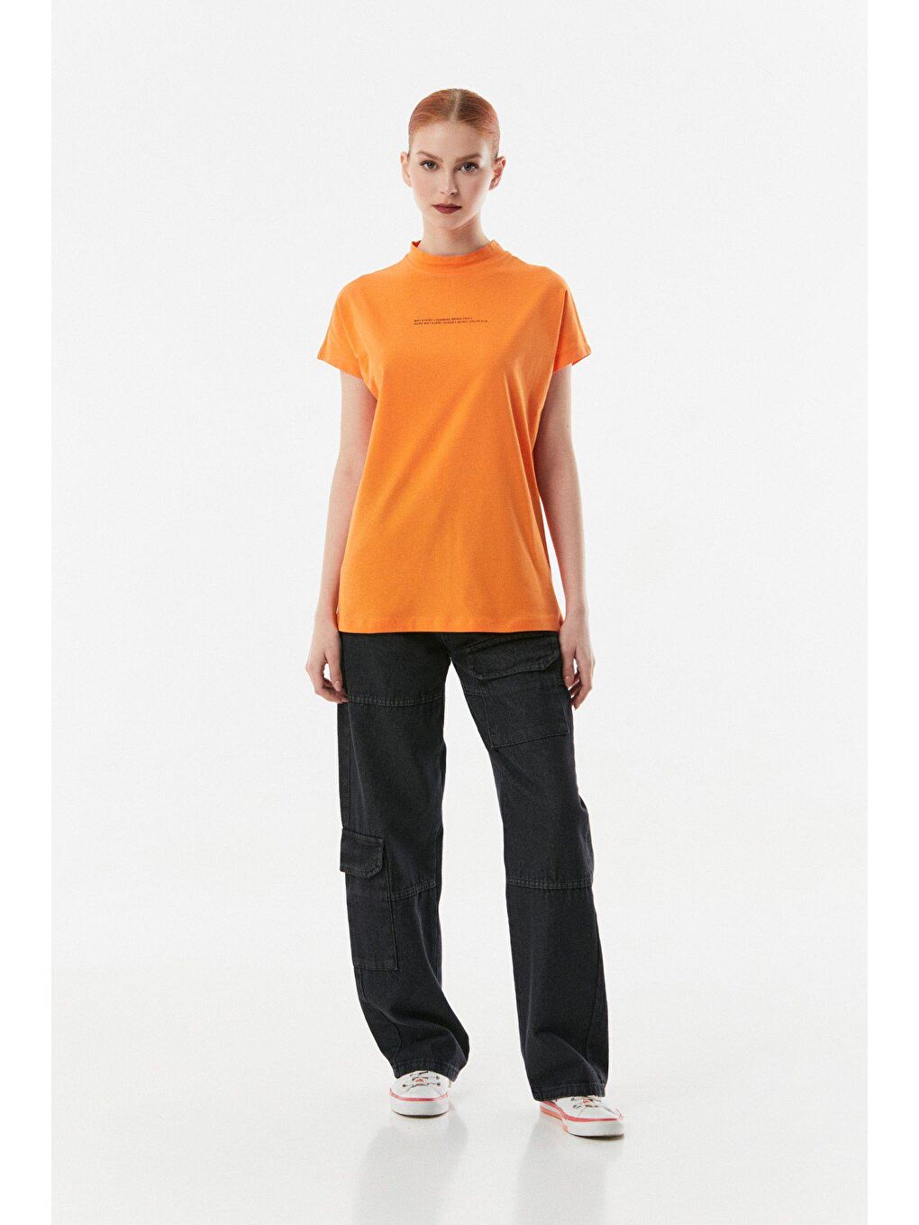 Turuncu Yazı Baskılı Dik Yaka Tişört-1