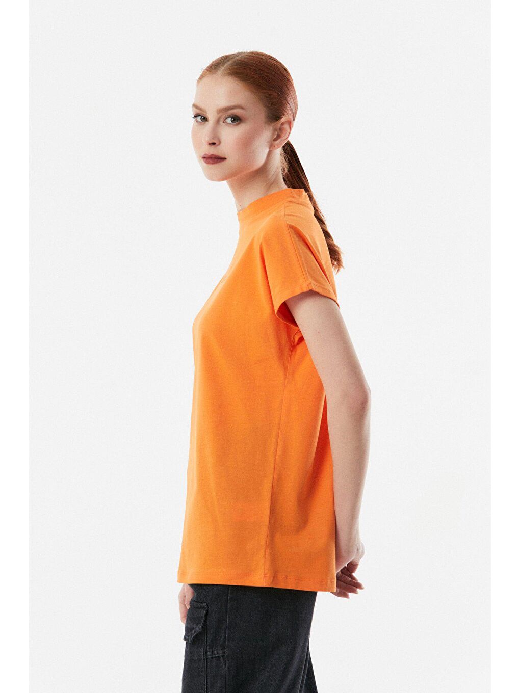 Turuncu Yazı Baskılı Dik Yaka Tişört-2