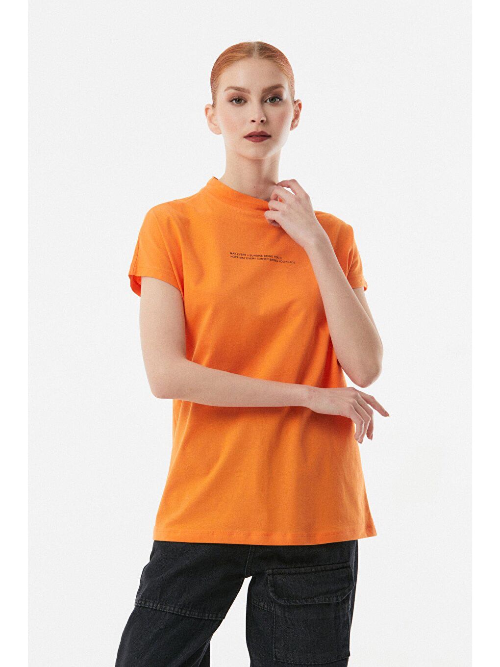 Turuncu Yazı Baskılı Dik Yaka Tişört-3