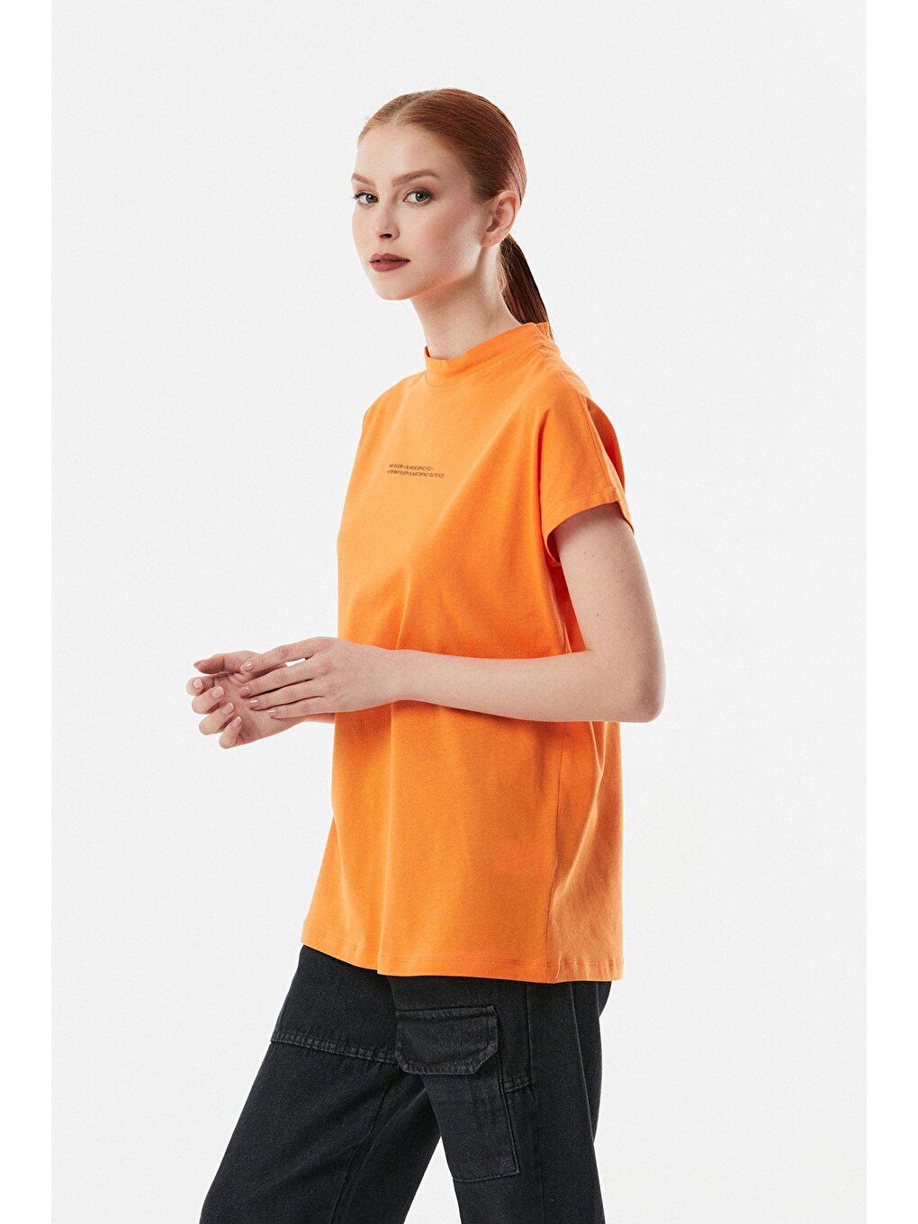 Turuncu Yazı Baskılı Dik Yaka Tişört-4