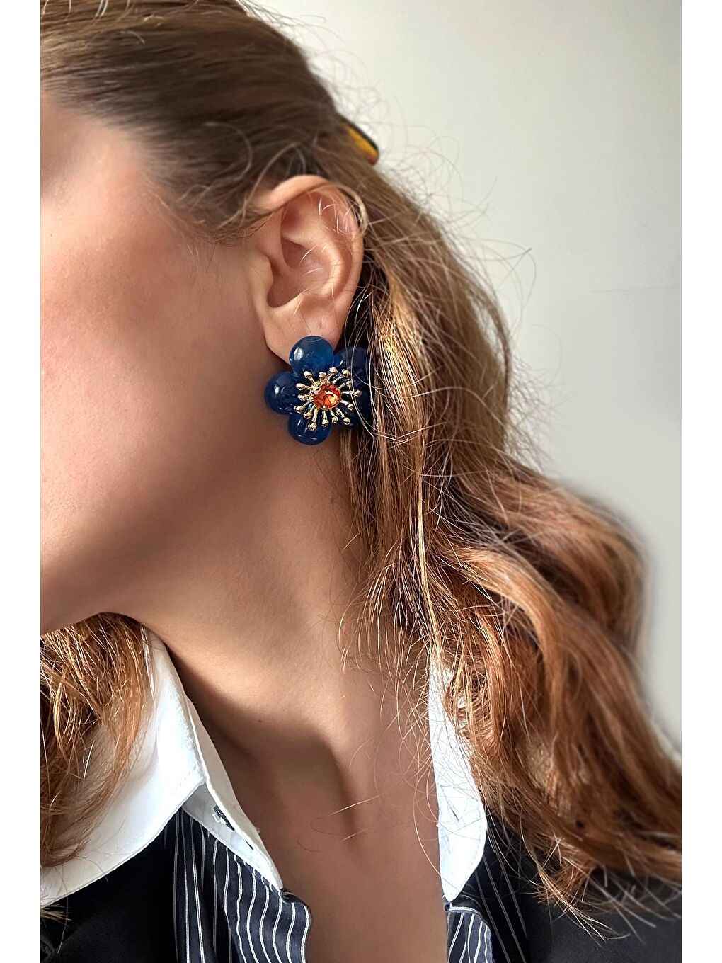 Mavi Fiore Renkli Reçine VIP Kadın Çiçek Çivi Küpe-1