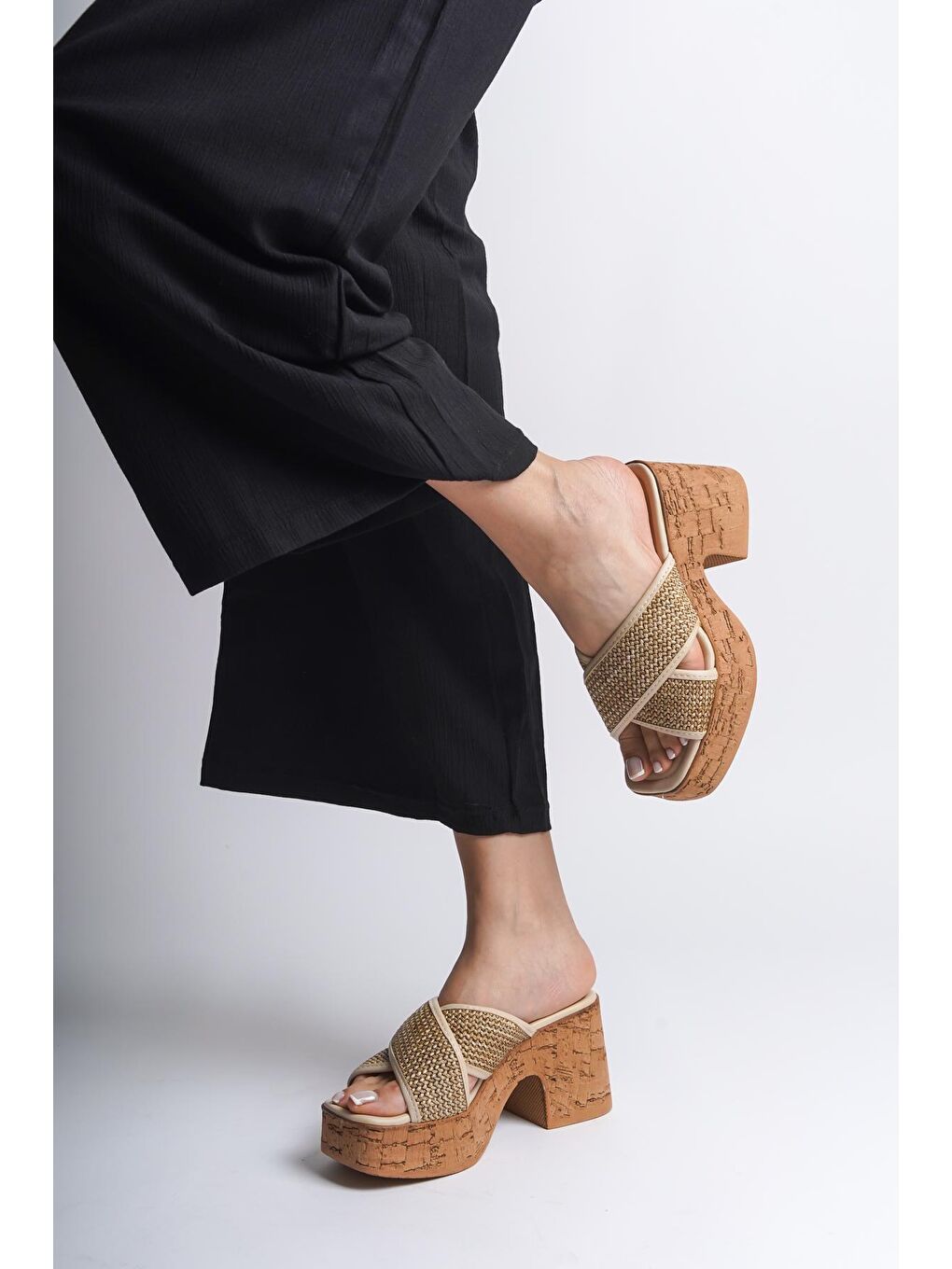 Bej Mantar Platform Tabanlı Hasır Çapraz Bantlı Kadın Terlik-4