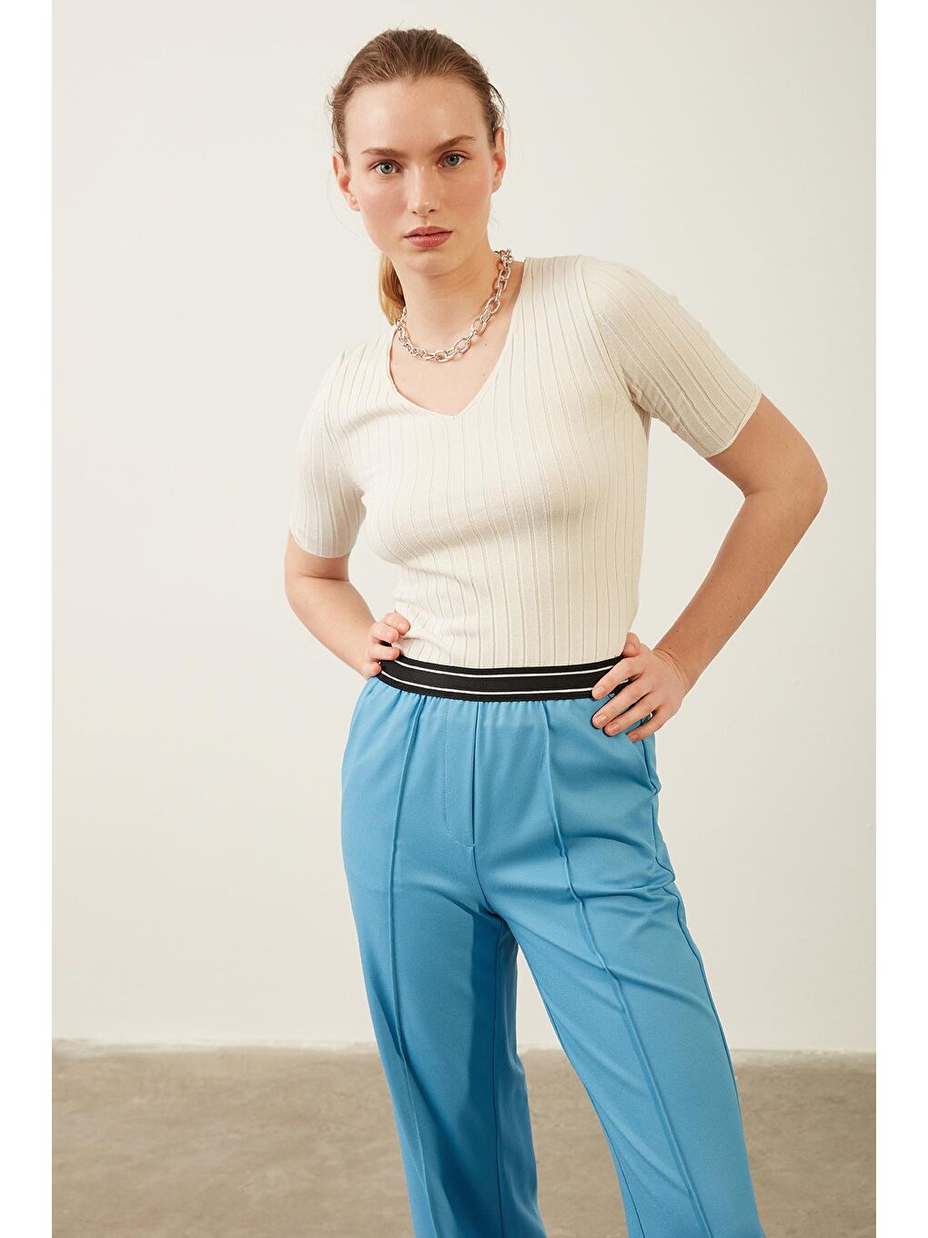 Ekru Kadın V Yaka Kısa Kol Basic Triko Bluz-2