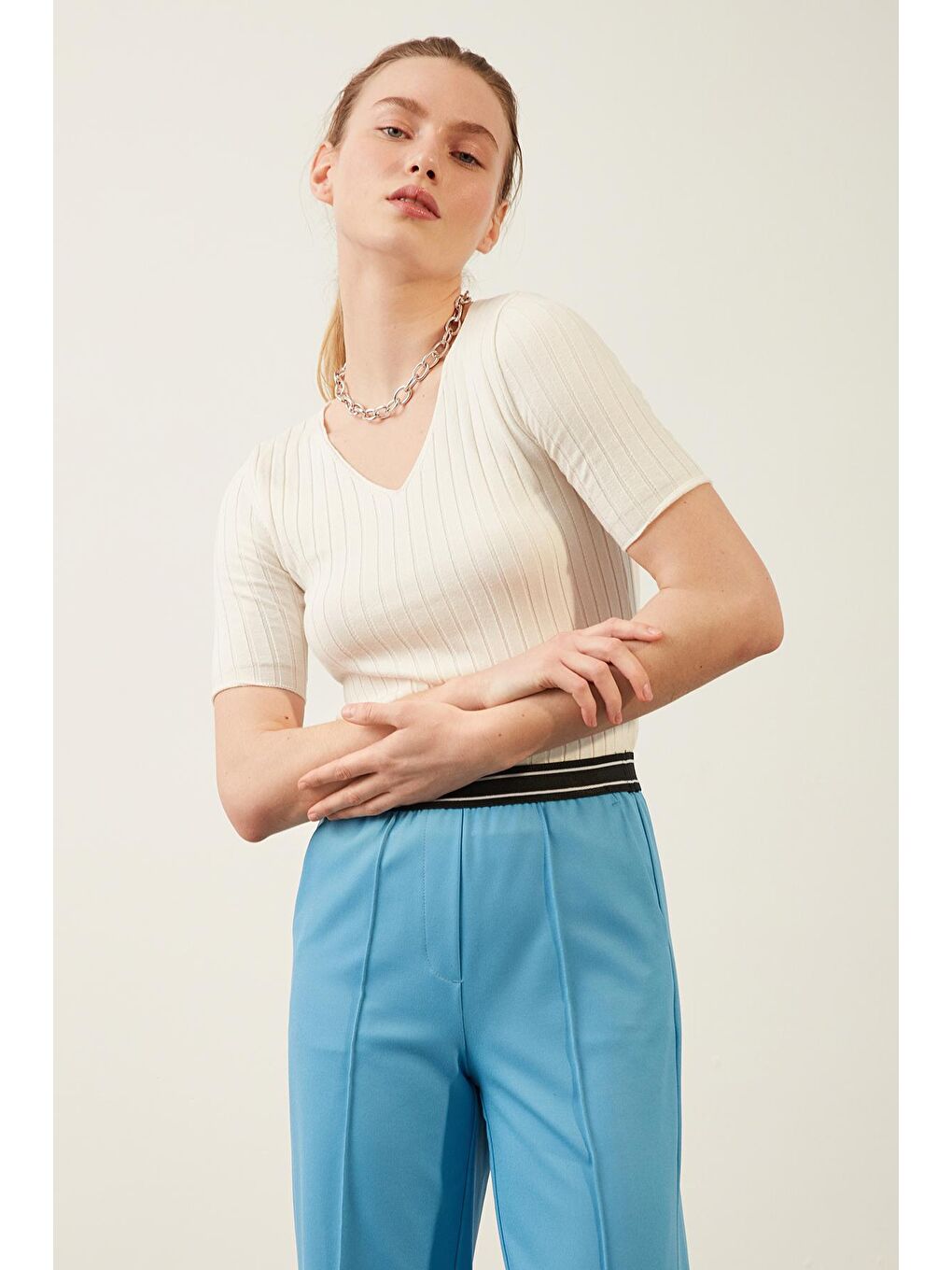 Ekru Kadın V Yaka Kısa Kol Basic Triko Bluz-3