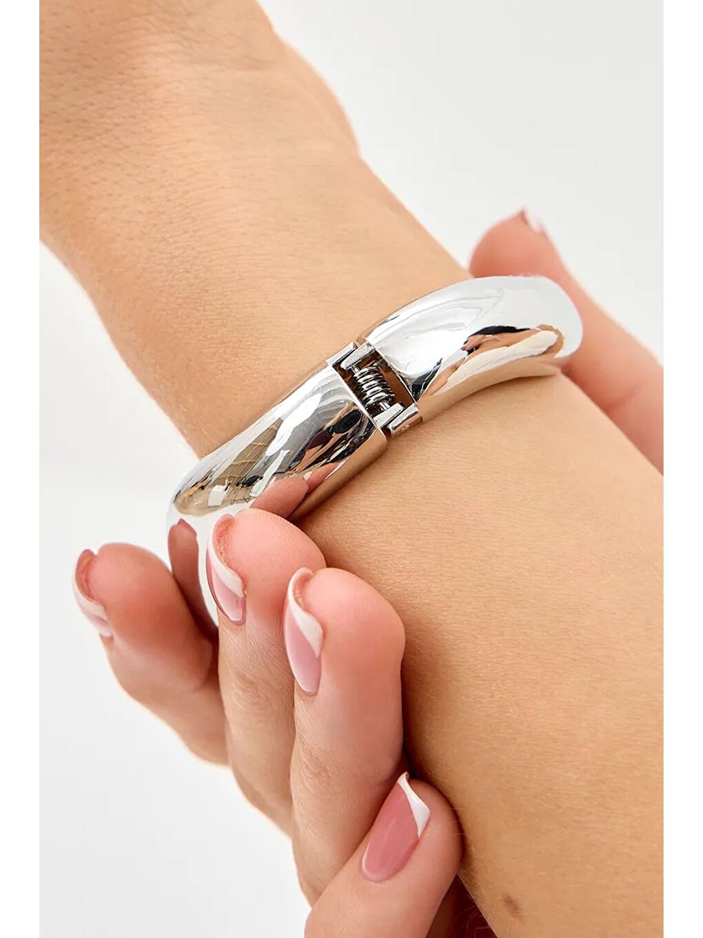 Gri Dalgalı Model Parlak Gümüş Rengi Cuff Bileklik-2