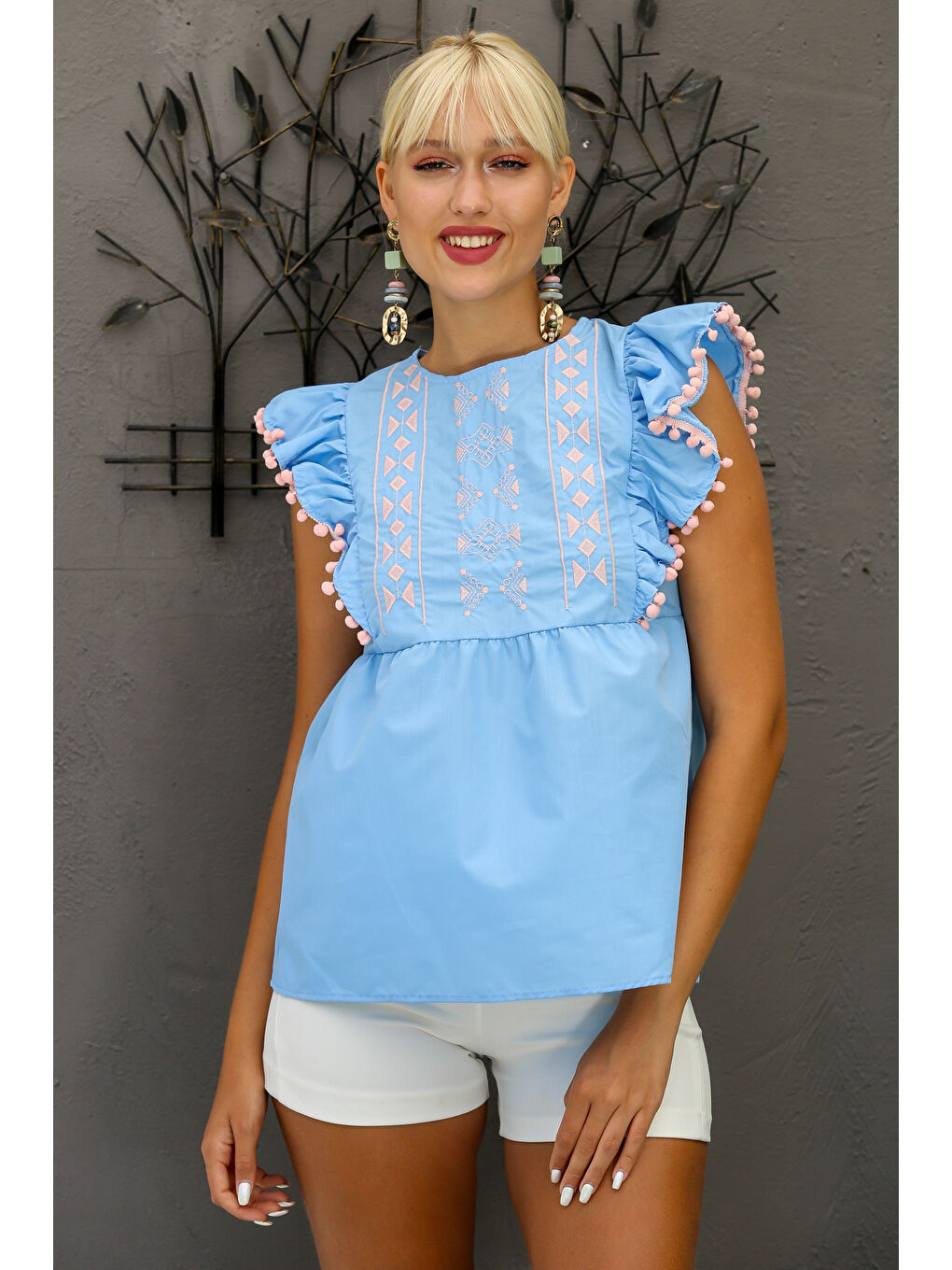 Kadın Mavi Yuvarlak Yaka Volanlı Kol Düğmeli Ponponlu Nakışlı Regular Fit Dokuma Bluz