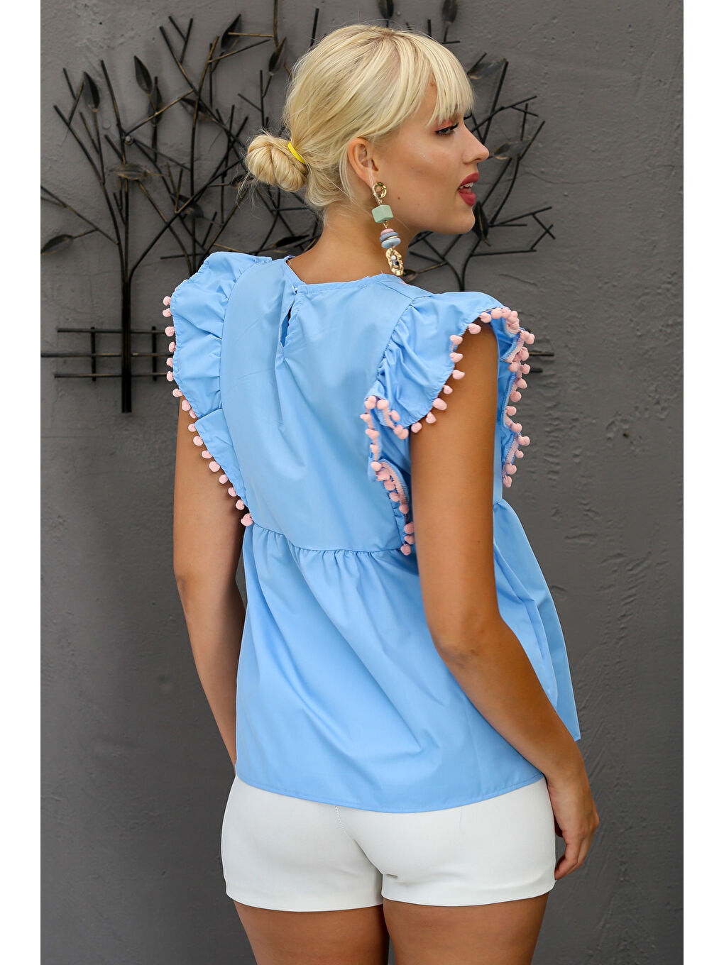 Kadın Mavi Yuvarlak Yaka Volanlı Kol Düğmeli Ponponlu Nakışlı Regular Fit Dokuma Bluz-1