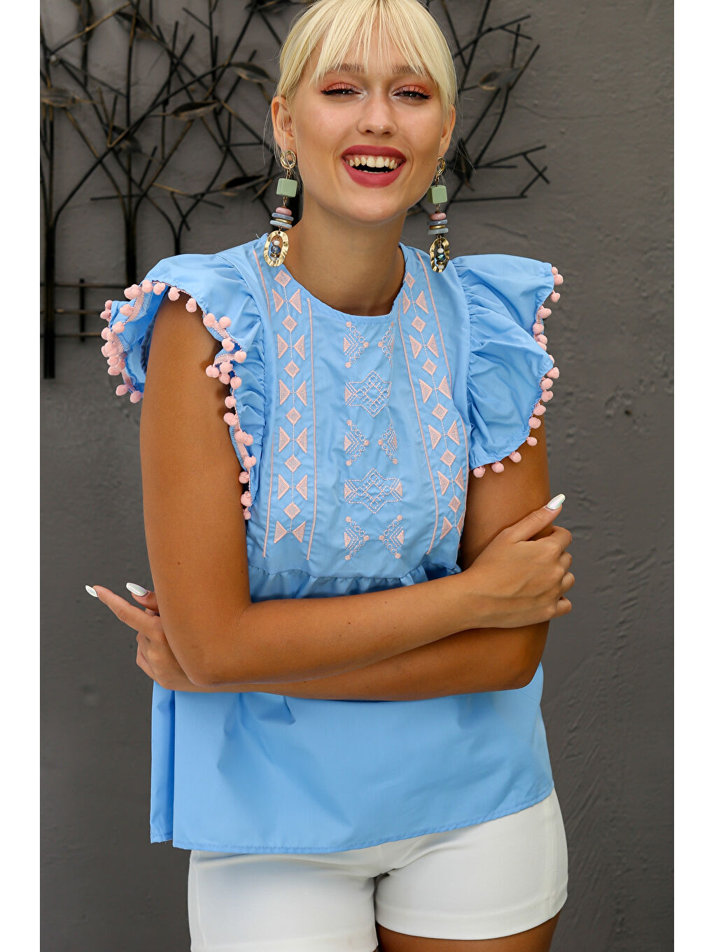 Kadın Mavi Yuvarlak Yaka Volanlı Kol Düğmeli Ponponlu Nakışlı Regular Fit Dokuma Bluz-4