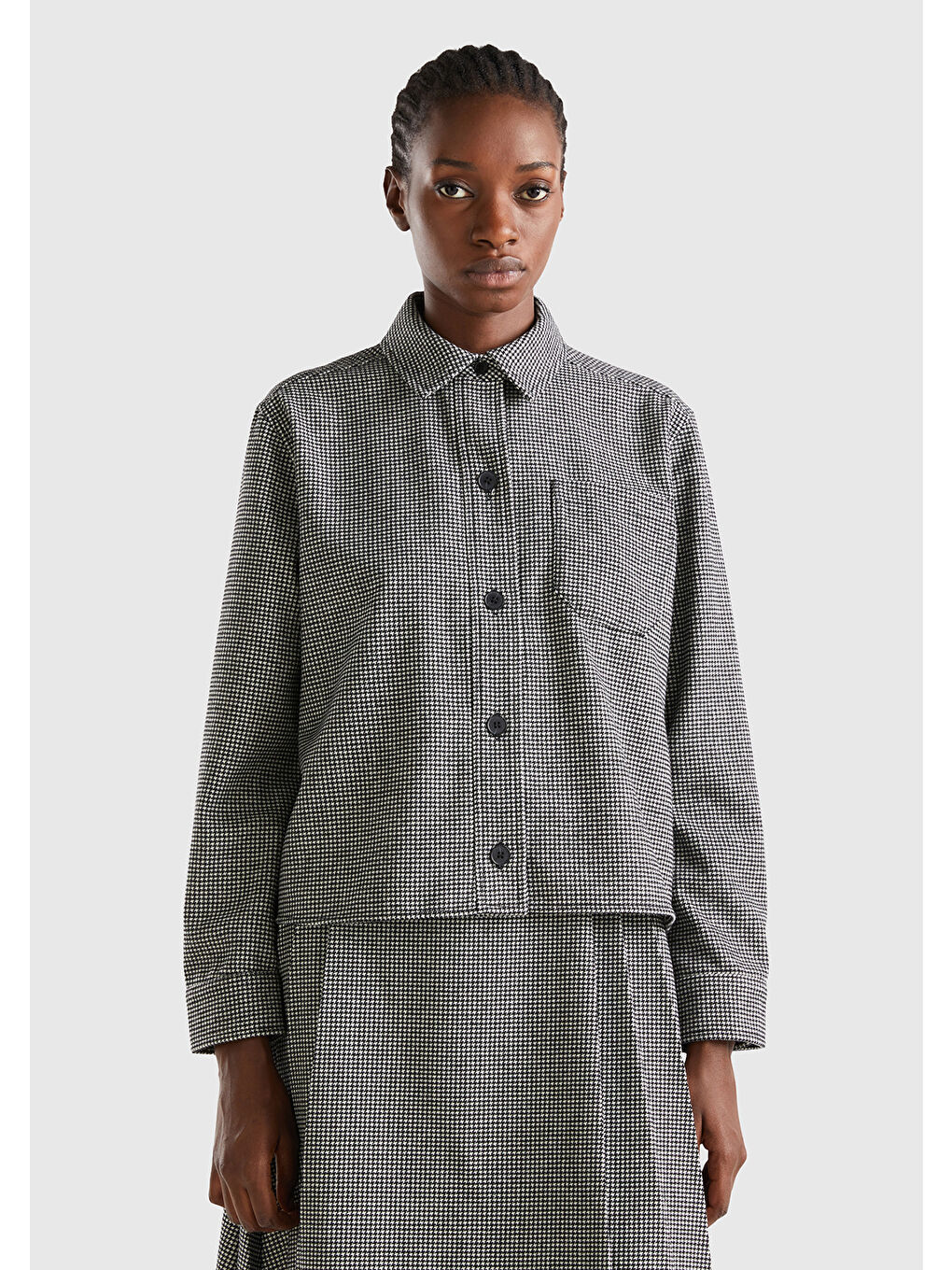 Kadın Siyah Beyaz Kazayağı Desenli Önü Capli Gömlek