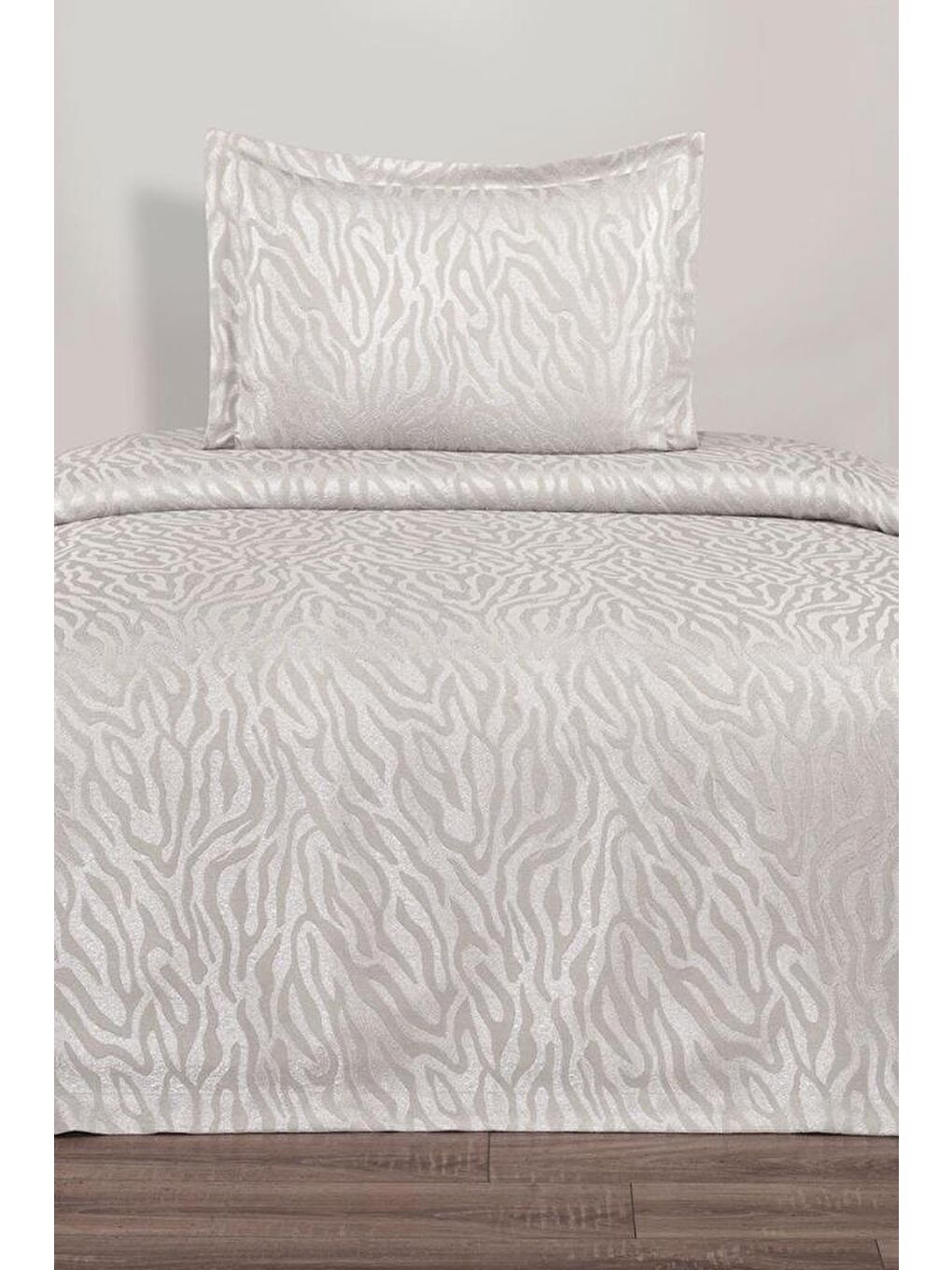 Ekru Zebra Jakarlı Tek Kişilik Yatak Örtüsü Krem