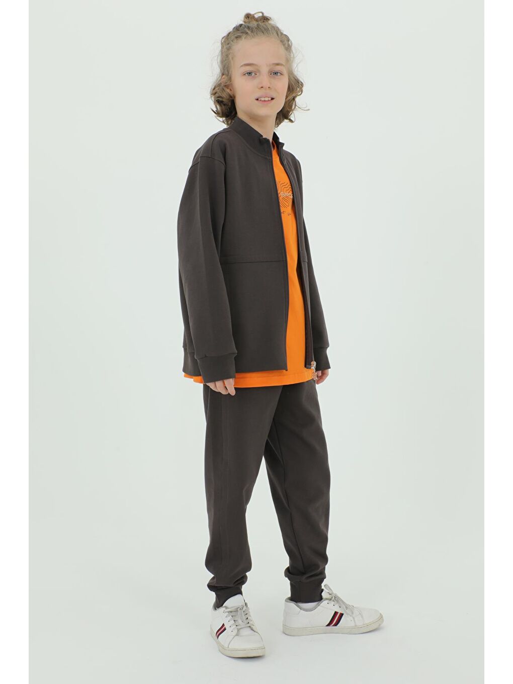 Kahverengi Erkek Çocuk Dik Yaka Baskı Detaylı Çift Cepli Hırkalı Üç Parça Eşofman Takımı-3